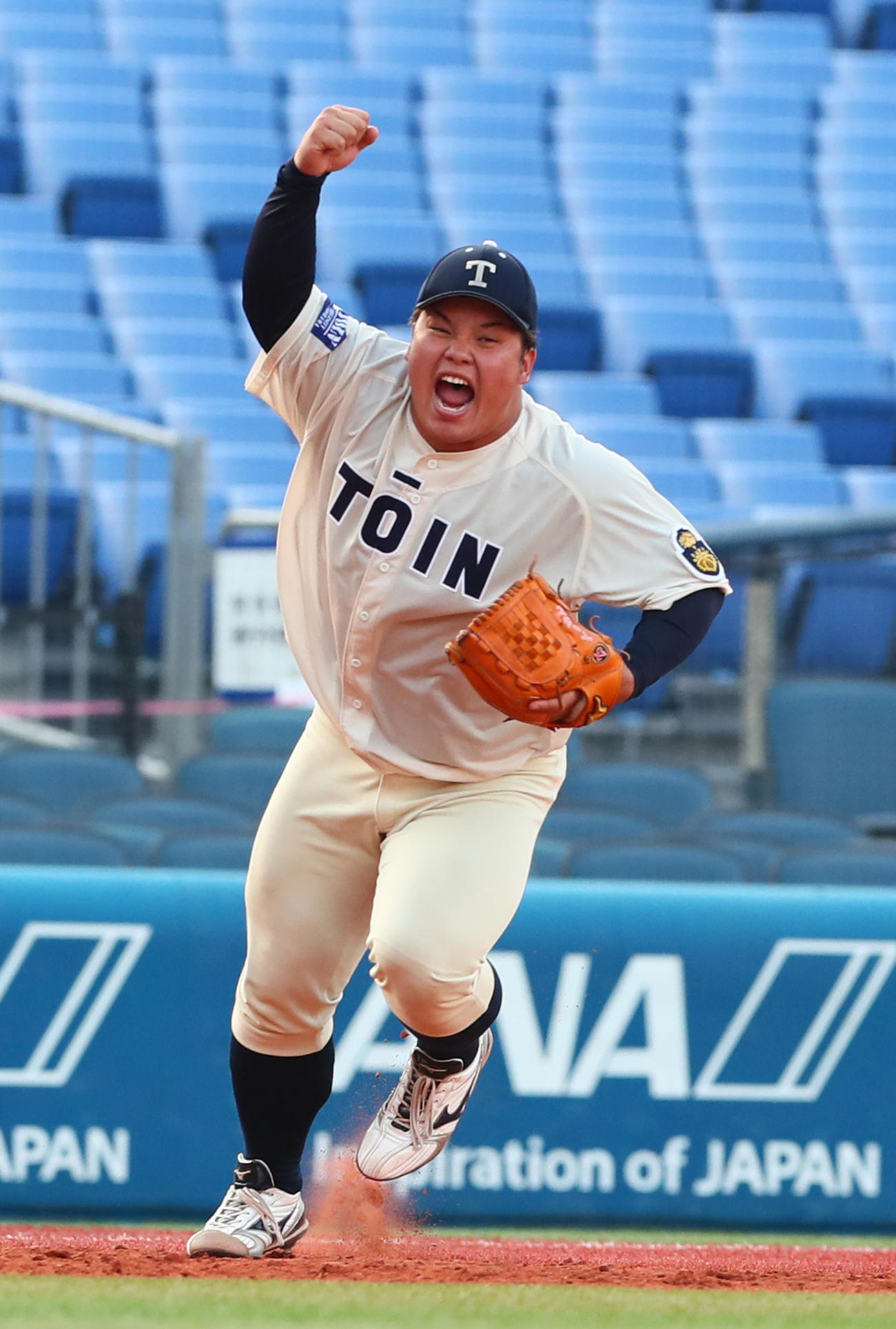 桐蔭横浜大対創価大　優勝しガッツポーズする桐蔭横浜大・渡部（撮影・足立雅史）
