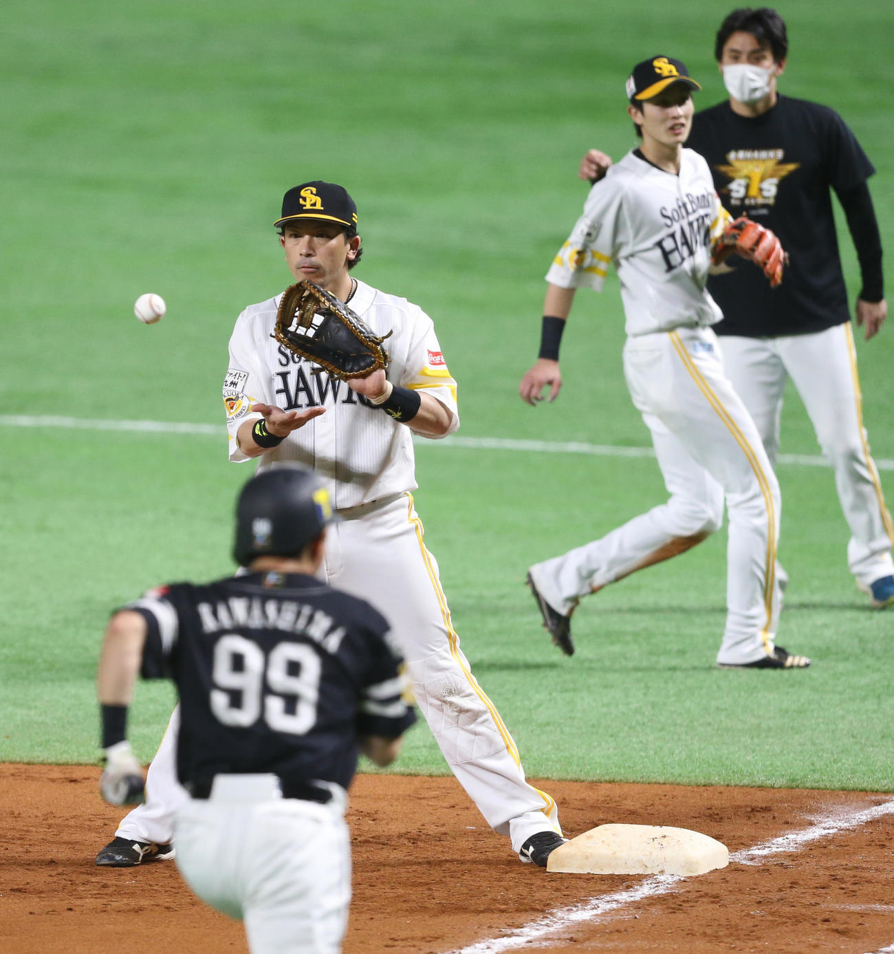 ソフトバンク情報　4回表紅組無死一塁、川島慶三のバントをアウトにする4回から一塁守備の松田宣浩（撮影・菊川光一）