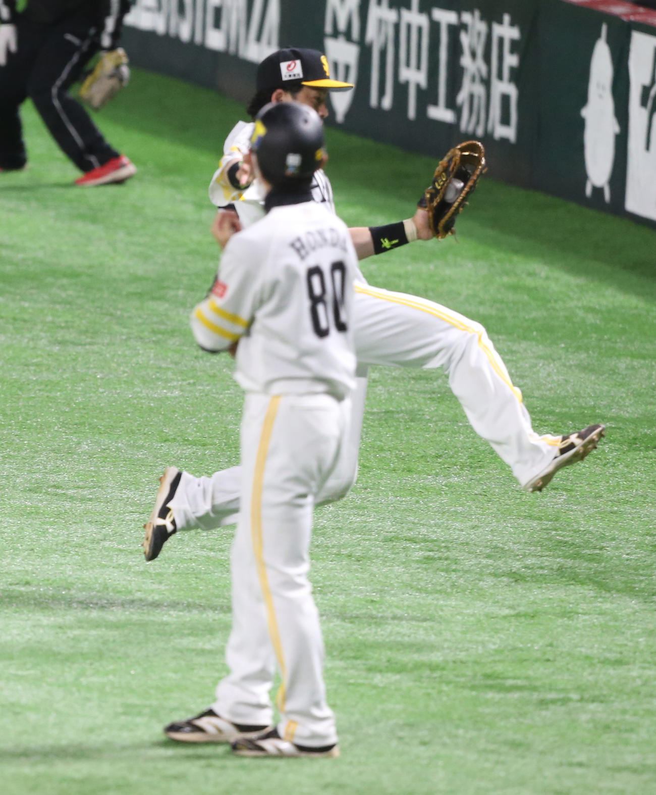 ソフトバンク情報　6回表紅組2死、海野隆司の一邪飛に飛びつき好補する松田宣浩（撮影・菊川光一）
