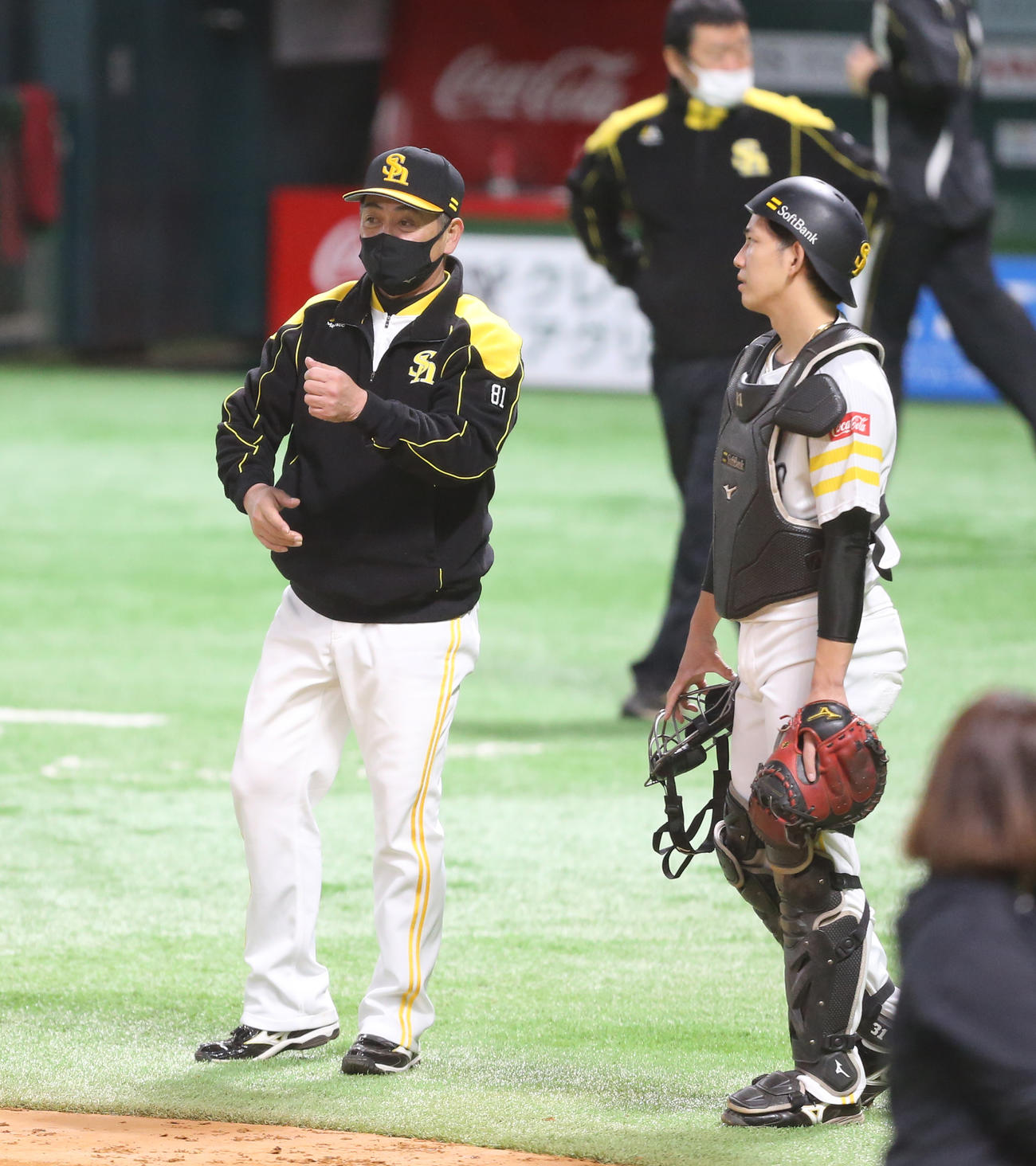 ソフトバンク情報　投内連係で栗原陵矢捕手（右）と話す工藤公康監督（撮影・菊川光一）