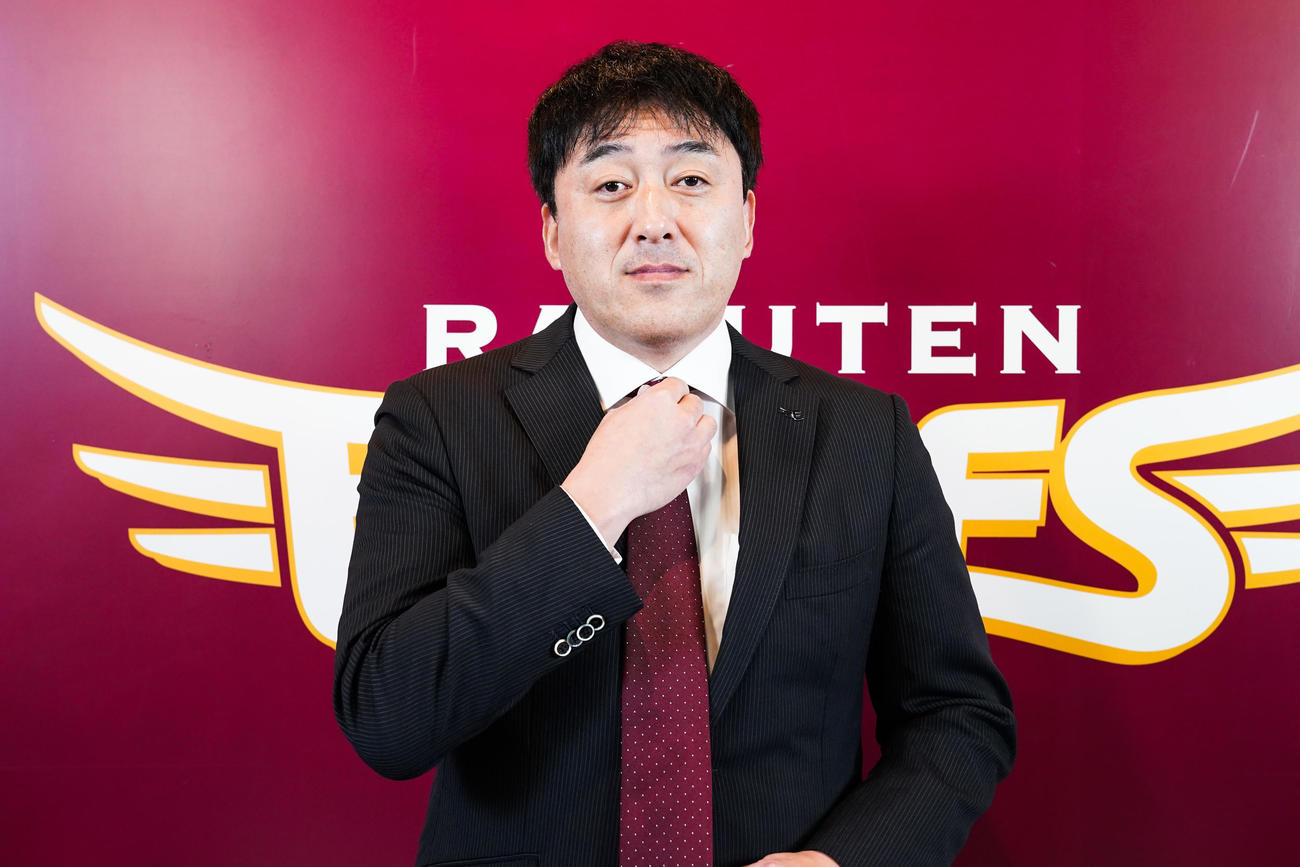 来季から監督を兼任する楽天石井GMは記者会見に臨む21年のチーム組閣に関する記者会見で握手をする楽天石井GM（左）と立花代表取締役社長（c）Rakuten　EaglesRakuten　Eagles