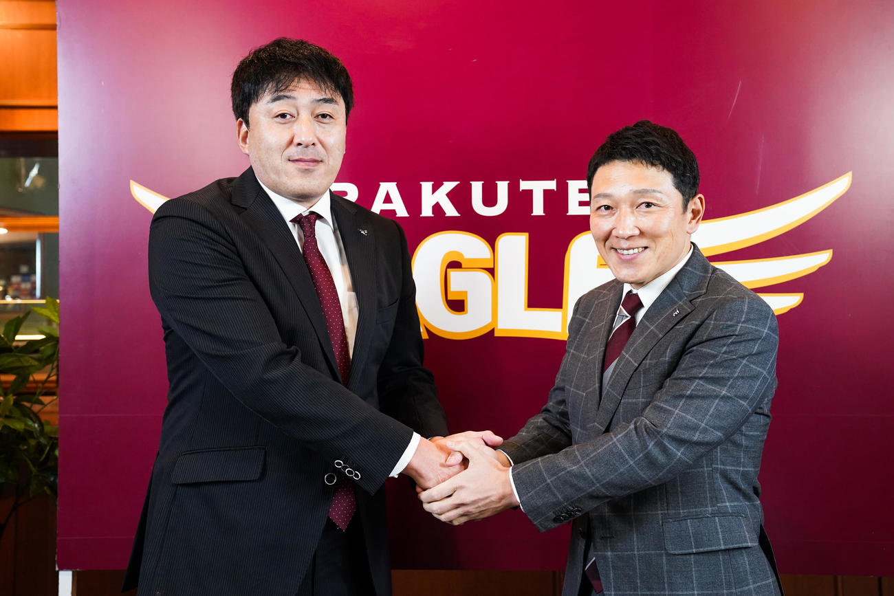 記者会見で握手をする楽天石井一久ゼネラルマネジャー（GM＝左）と立花陽三代表取締役社長（C）Rakuten　Eagles