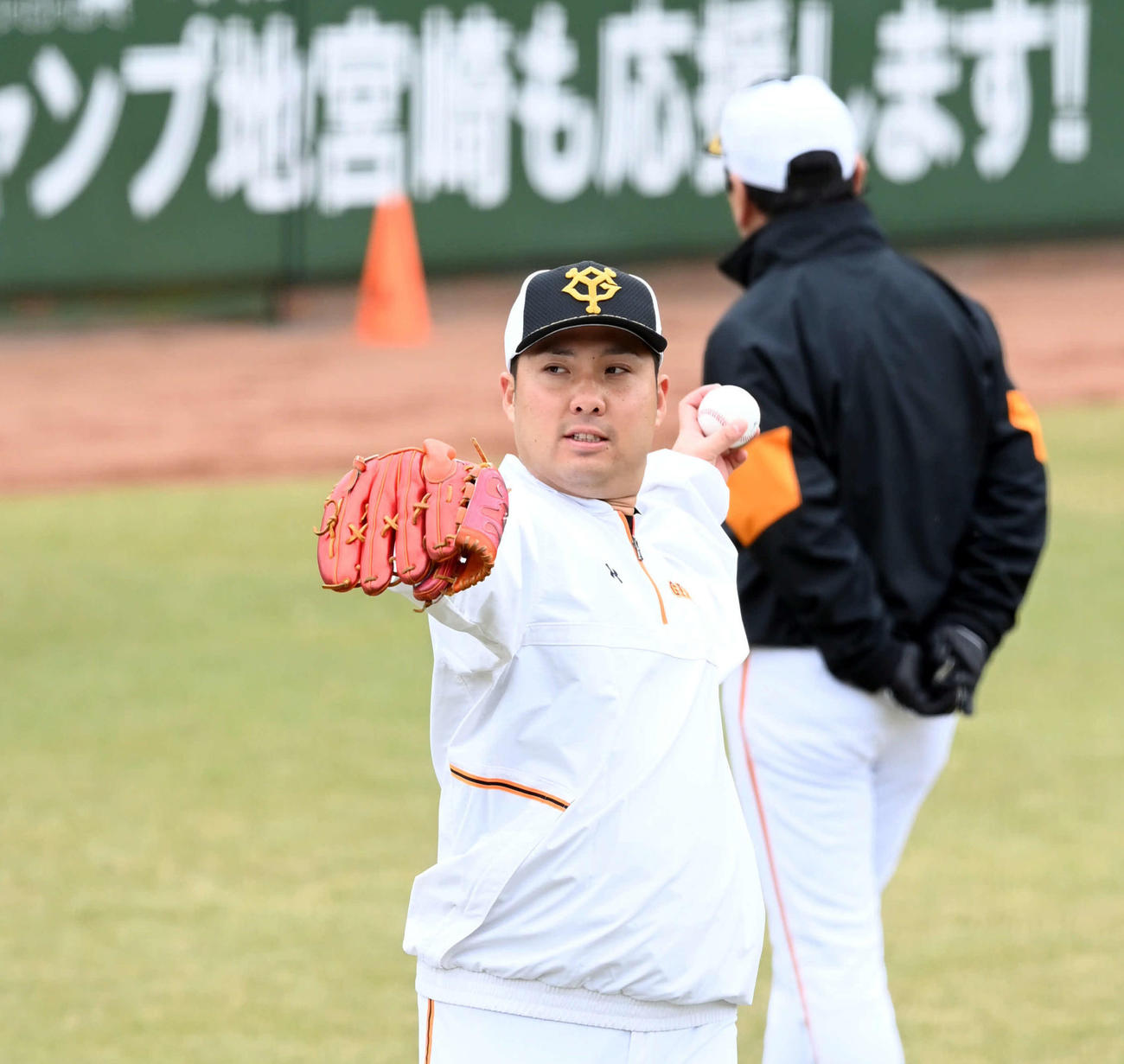 キャッチボールをする巨人今村（撮影・たえ見朱実）