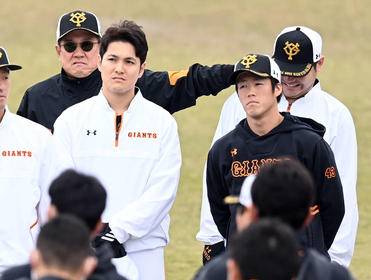 練習前、田中豊（右）にちょっかいを出す巨人原監督（撮影・たえ見朱実）