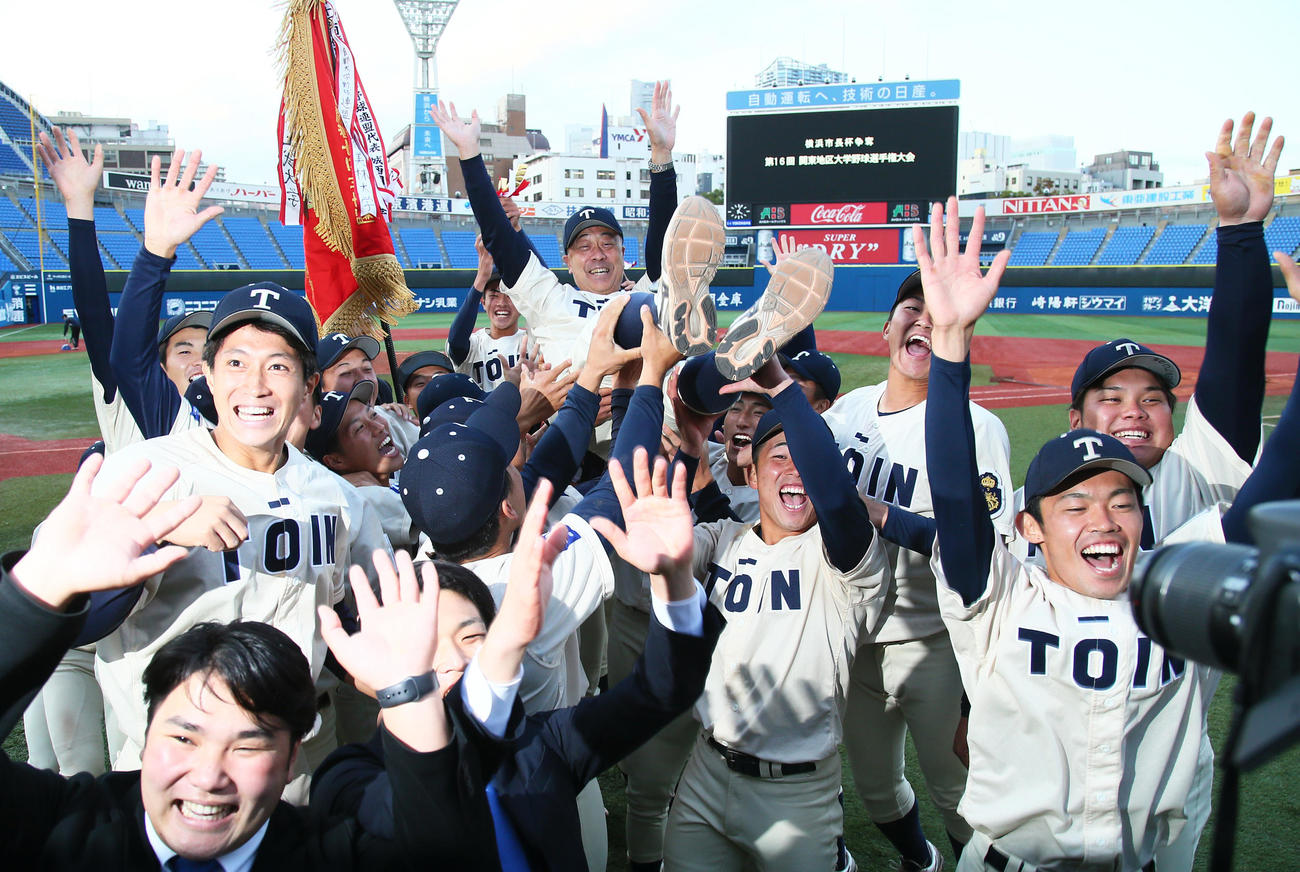 桐蔭横浜大対創価大　優勝し胴上げされる桐蔭横浜大・斉藤監督（撮影・足立雅史）