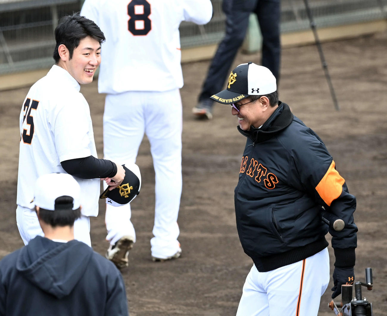 原辰徳監督（右）と談笑する巨人岡本（撮影・たえ見朱実）
