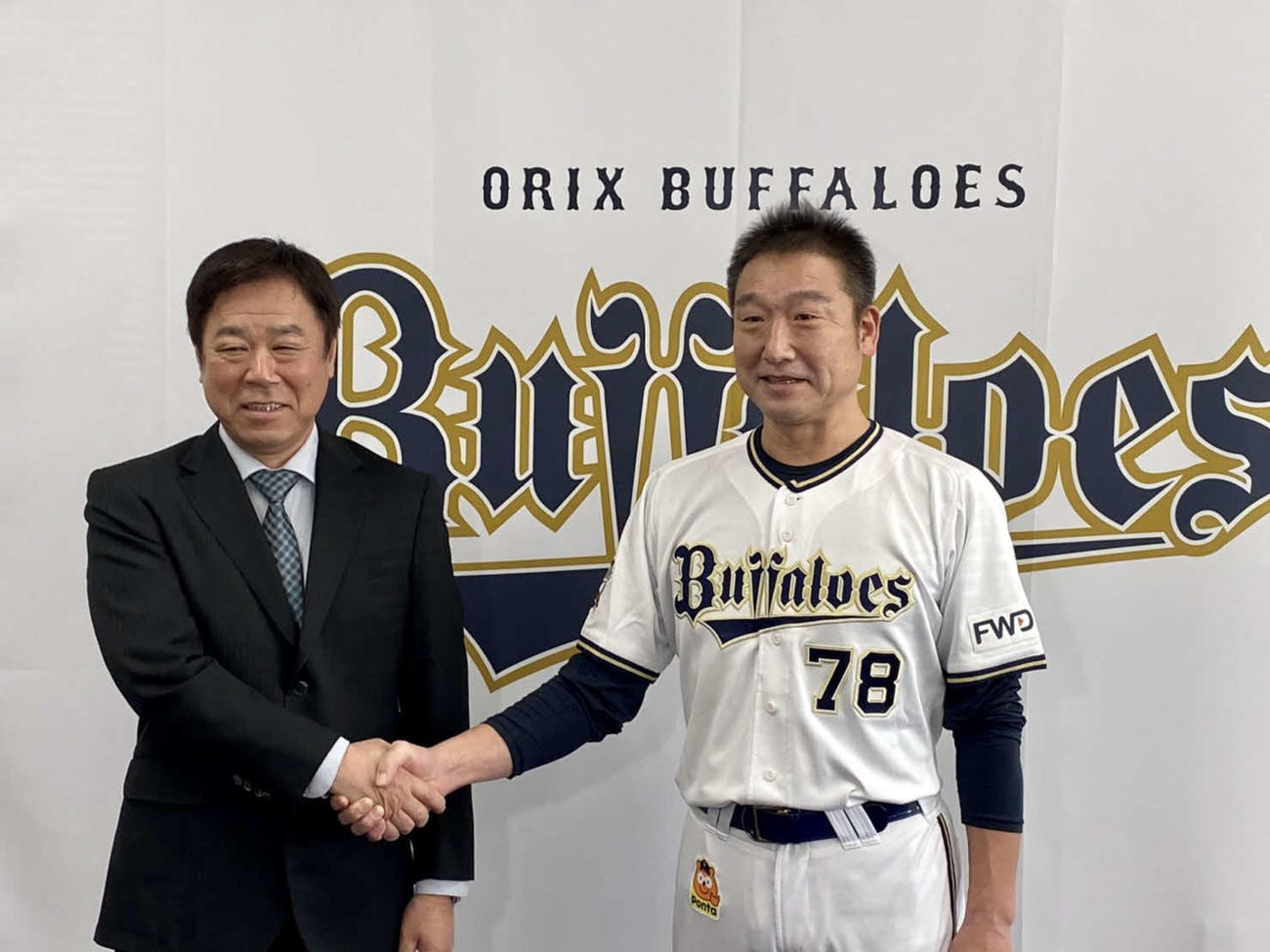 監督就任会見でオリックス中嶋聡監督（右）と福良GM（球団提供）
