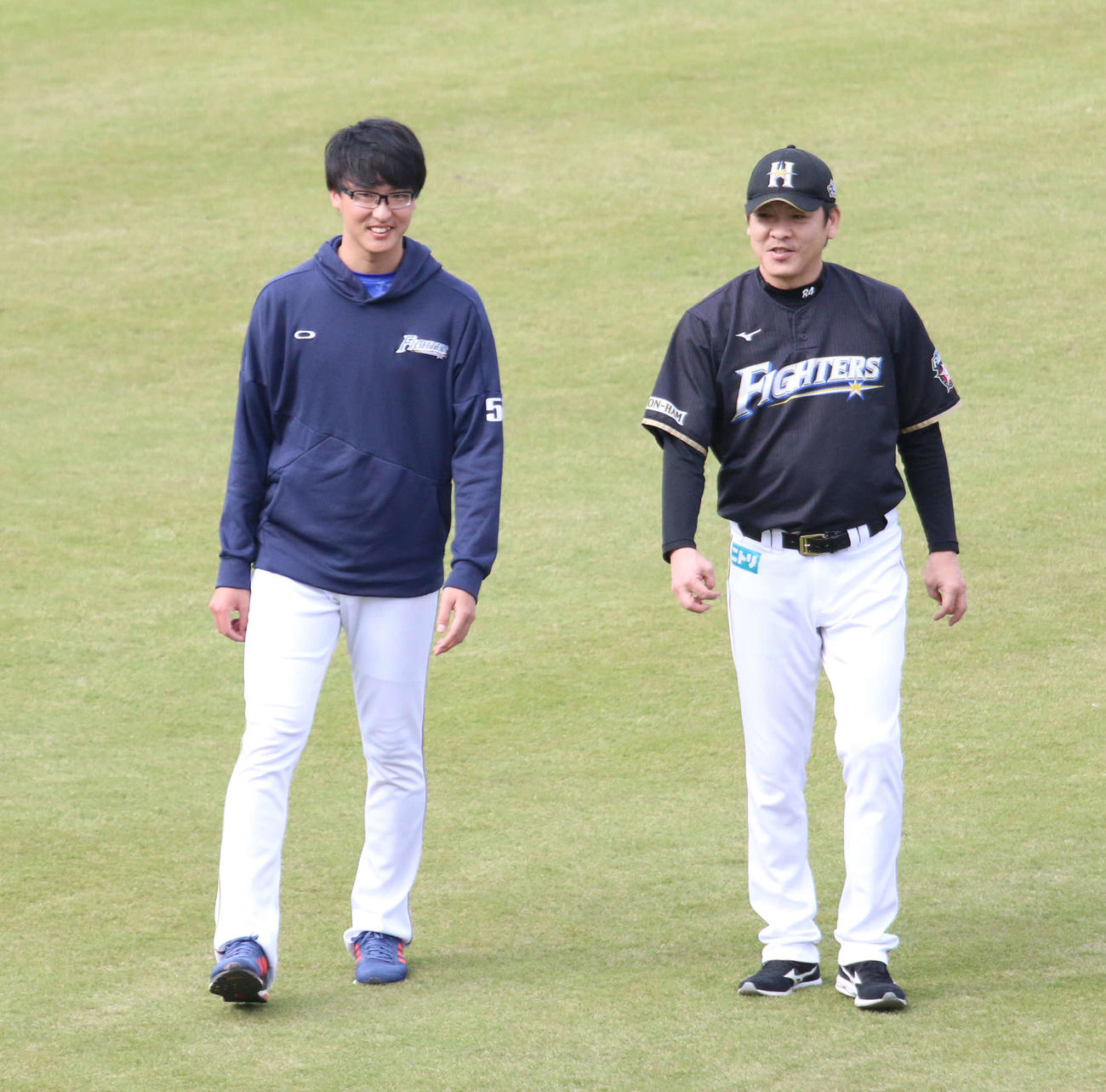 8日に行われた鎌ケ谷での全体練習に姿を見せた日本ハム石川直、右は厚沢和幸ベンチ兼投手コーチ（撮影・木下大輔）
