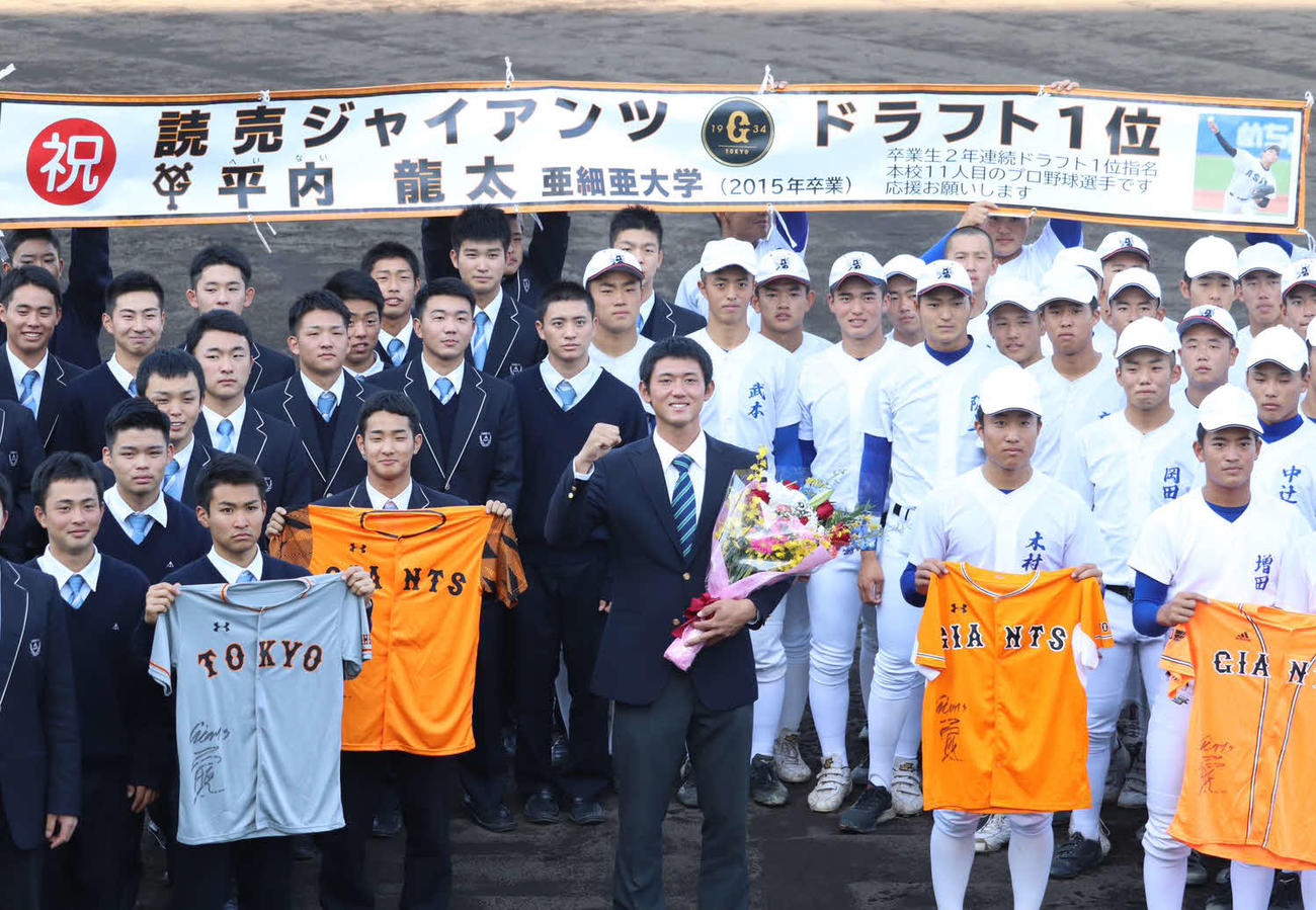 母校の神戸国際大付を訪問した巨人ドラフト1位亜大・平内（撮影・久永壮真）