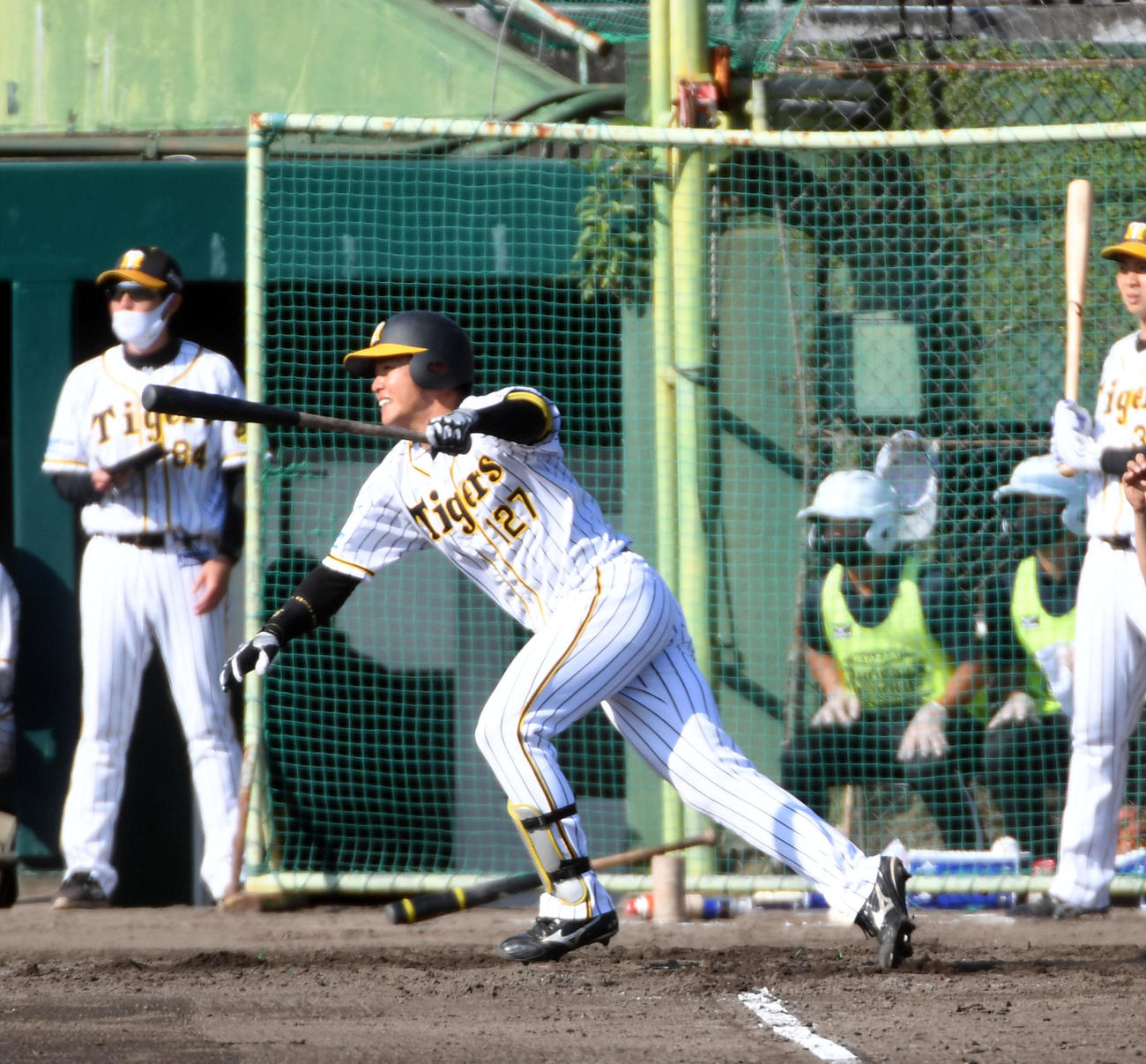 阪神対日本ハム　4回裏阪神2死、小野寺は右二塁打を放つ（撮影・前岡正明）