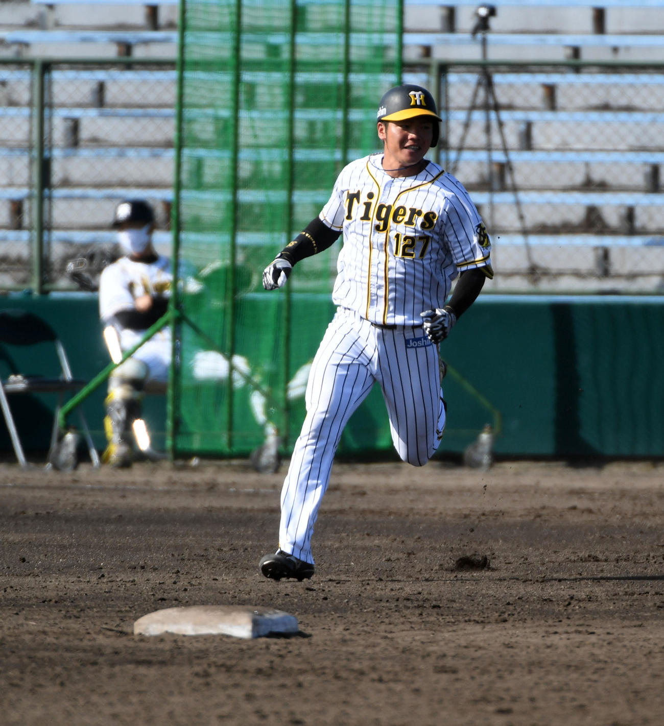 阪神対日本ハム　4回裏阪神2死、小野寺は右二塁打を放つ（撮影・前岡正明）