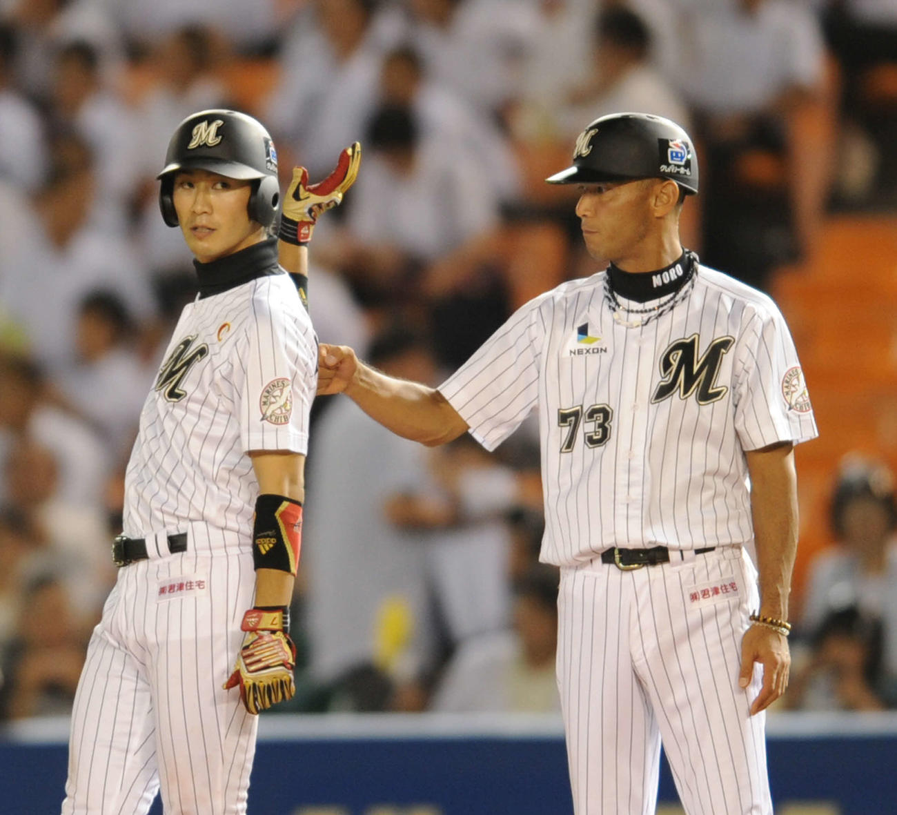 10年9月1日　ロッテ対楽天　6回裏ロッテ1死、西岡剛は球団記録となる21度目の猛打賞となる中前打を放ち諸積兼司一塁コーチ（右）の祝福を受ける