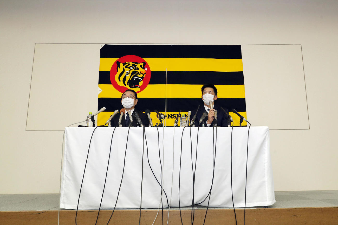 オーナー報告を終え会見する阪神揚塩球団社長（左）と矢野監督（撮影・前田充）