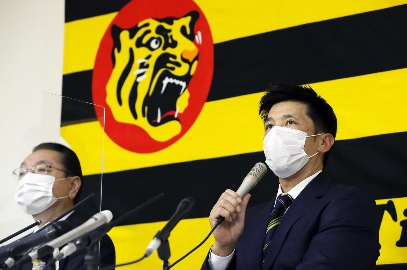 オーナー報告を終え会見する阪神矢野監督（右）と揚塩球団社長（撮影・前田充）