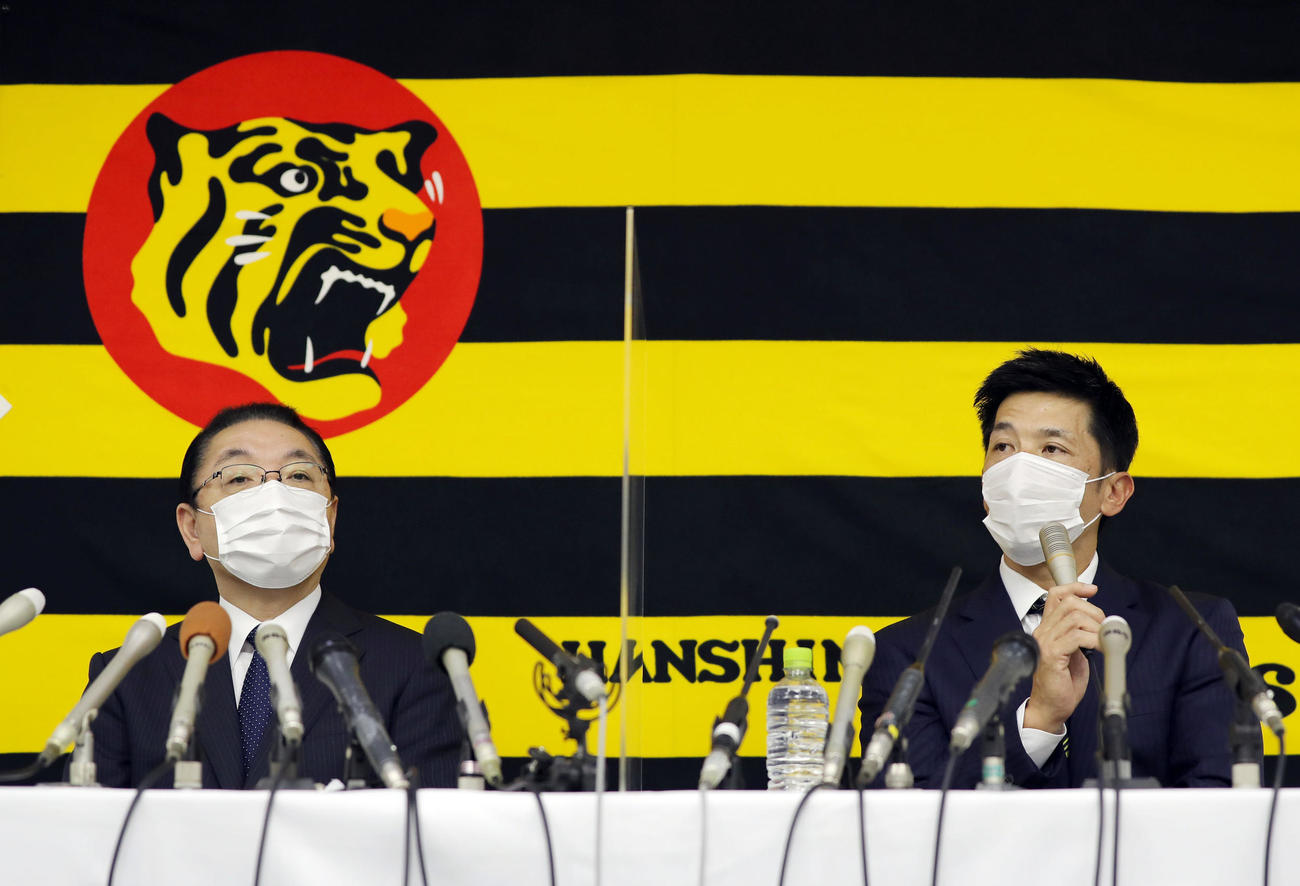 オーナー報告を終え会見する阪神揚塩球団社長（左）と矢野監督（撮影・前田充）