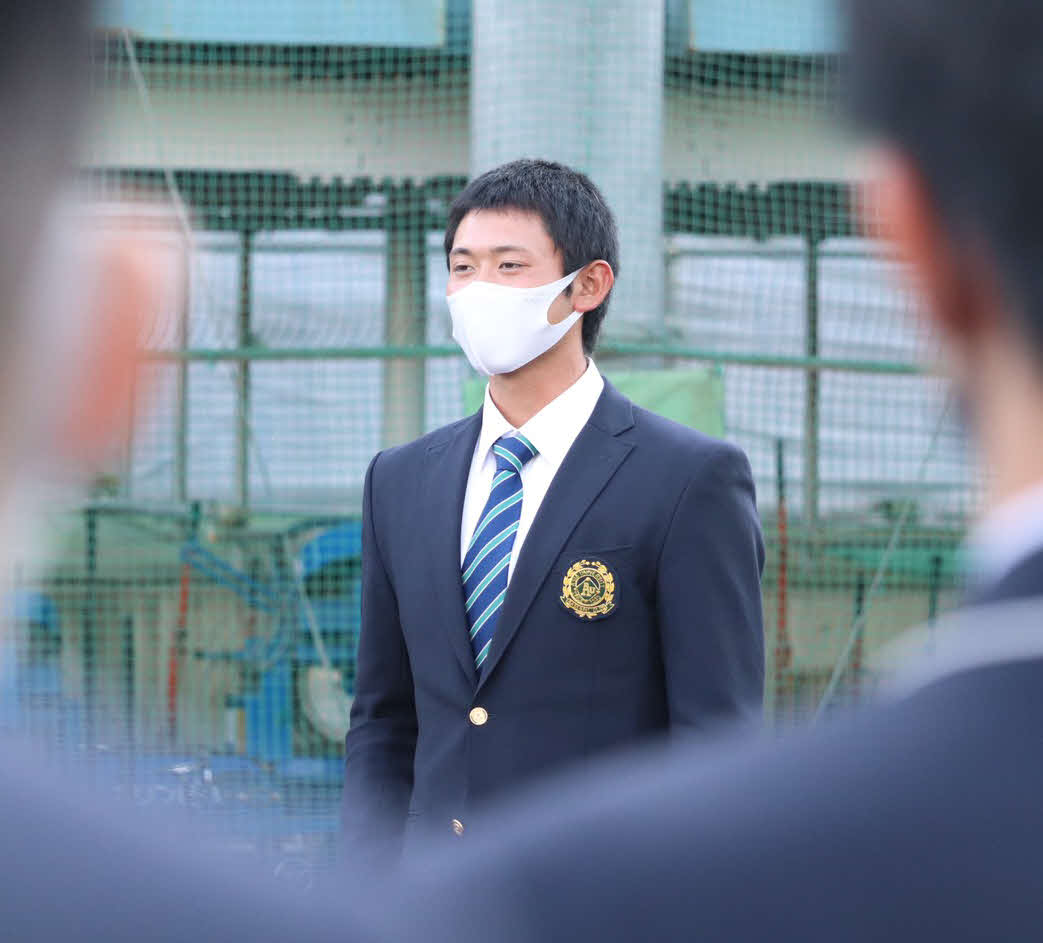母校の神戸国際大付を訪問した巨人ドラフト1位亜大・平内（撮影・久永壮真）