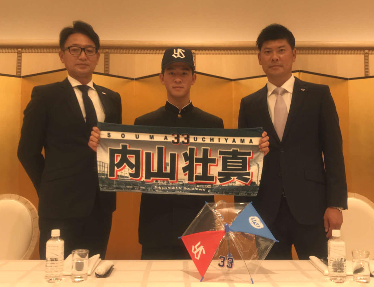 ヤクルトと仮契約を結んだドラフト3位の星稜・内山捕手（中央）