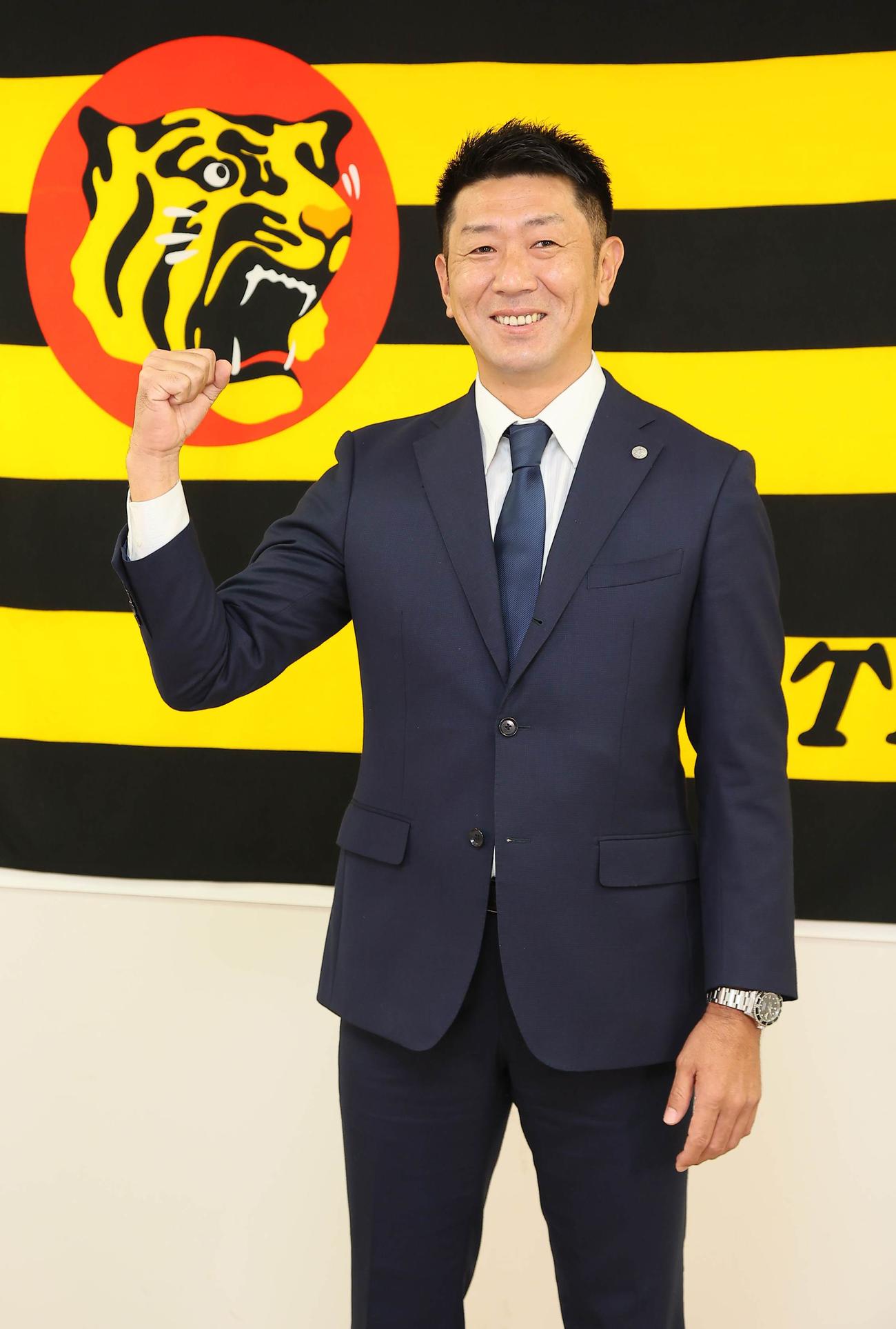 阪神コーチ就任会見で笑顔でガッツポーズをとる田中秀太2軍内野守備走塁コーチ