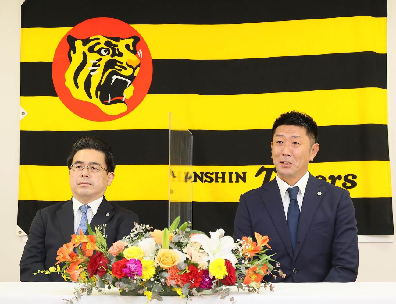 阪神谷本修球団本部長（左）と共に就任会見を行う田中秀太2軍内野守備走塁コーチ