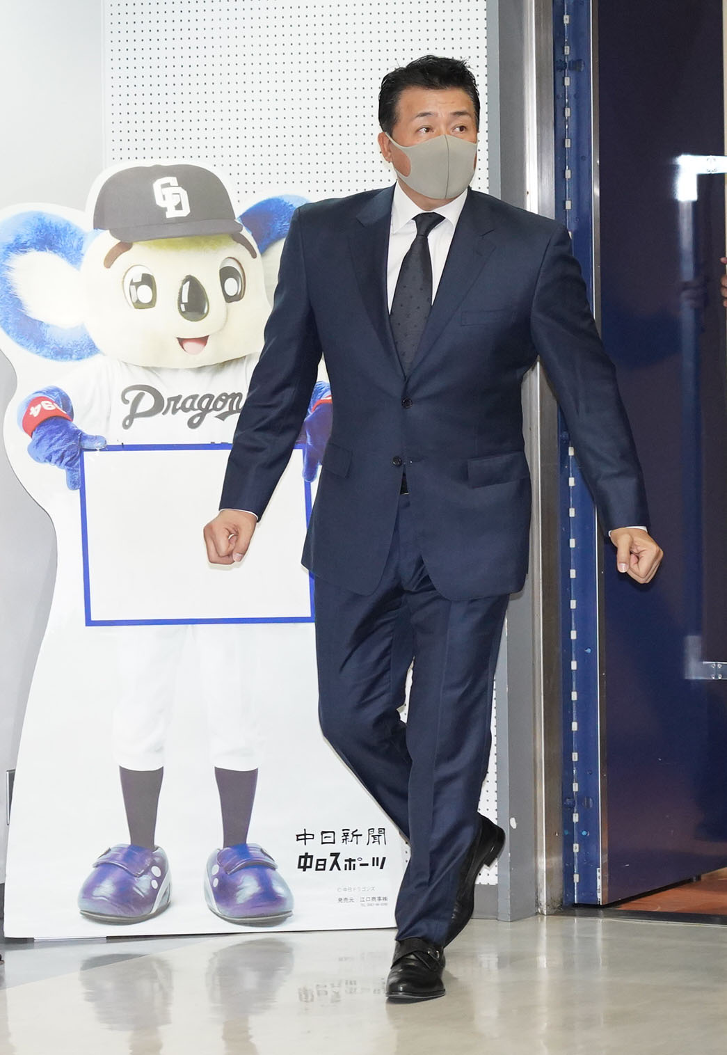 ドアラの前を通る中日与田監督（撮影・森本幸一）
