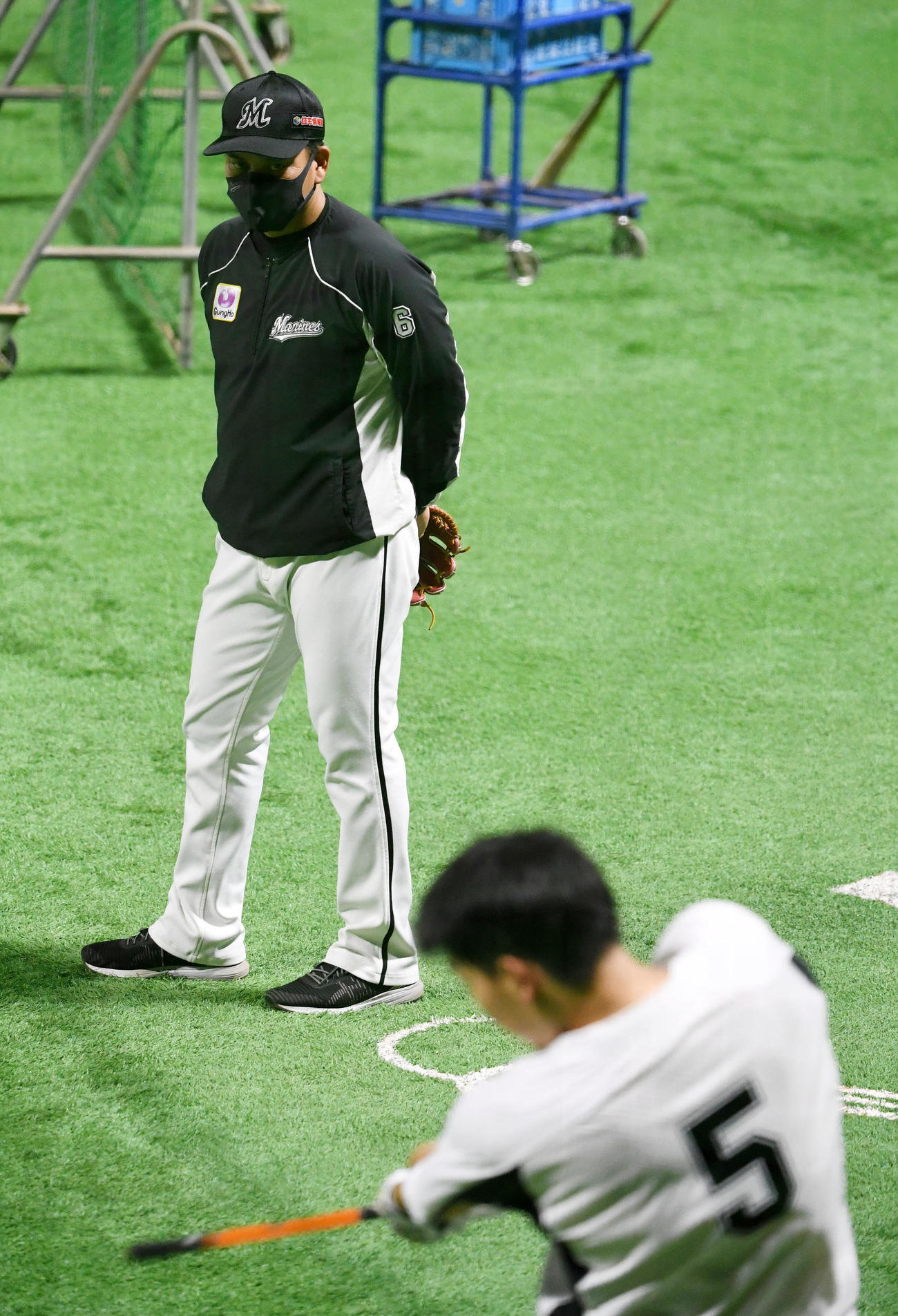 練習をするロッテ安田（手前）を見つめる井口監督（撮影・横山健太）