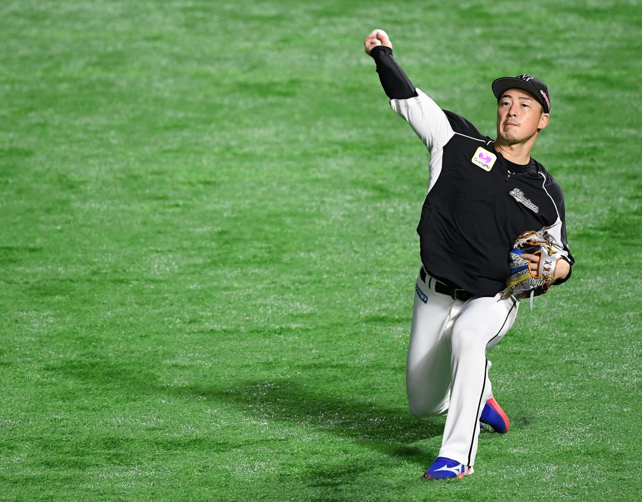 キャッチボールをするロッテ美馬（撮影・横山健太）