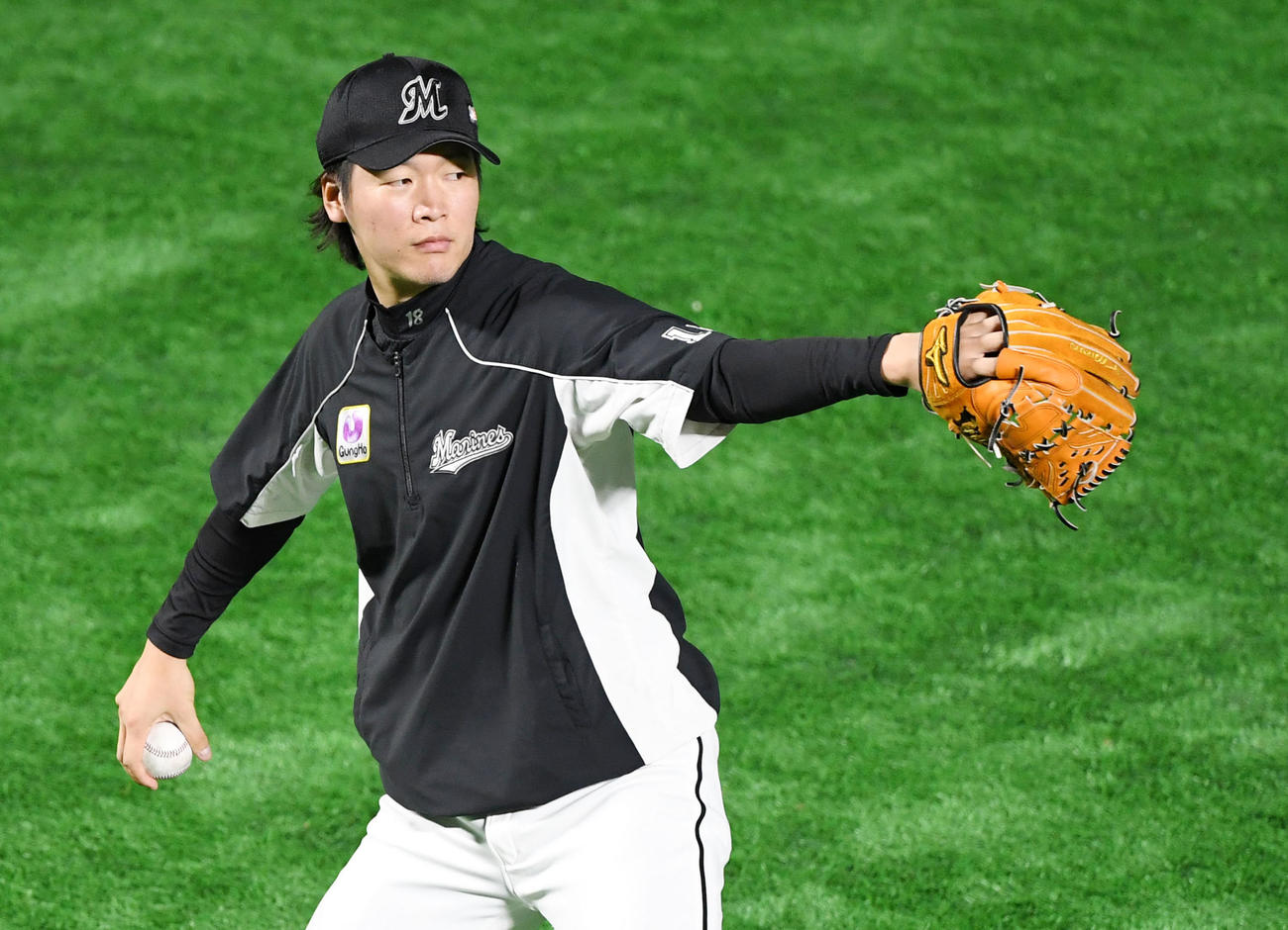 キャッチボールをするロッテ二木（撮影・横山健太）
