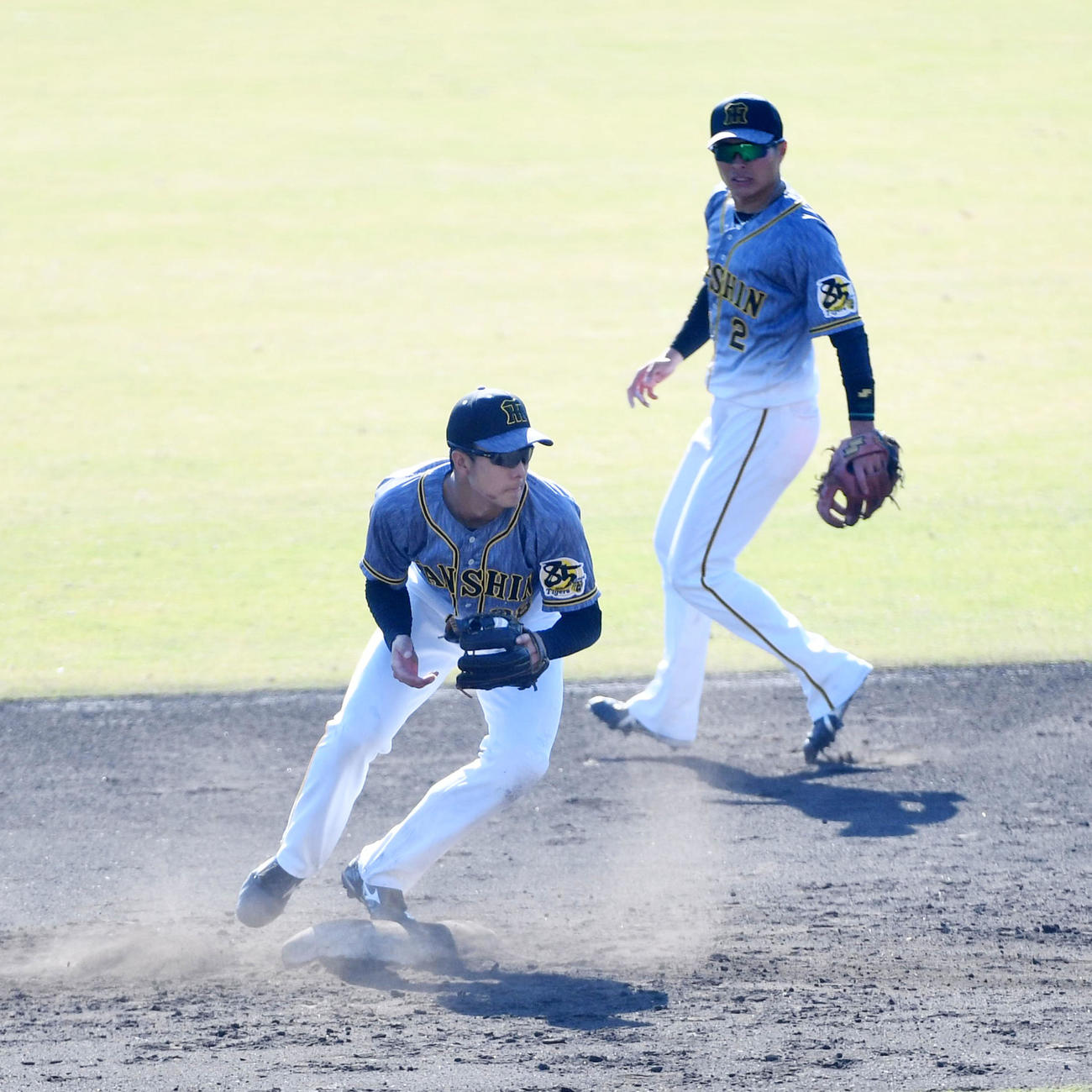巨人対阪神　4回裏巨人1死一塁、松井の投ゴロの送球を受けた小幡は一塁へワンバウンドの送球で併殺ならず（撮影・前岡正明）