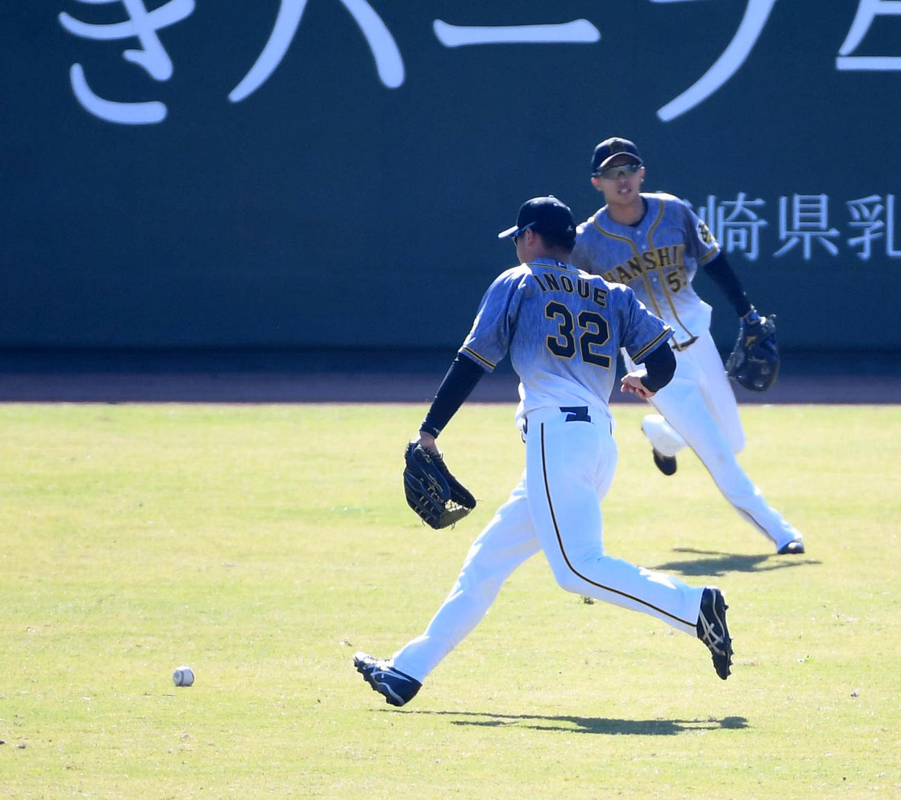 巨人対阪神　4回裏巨人2死一塁、山瀬の右前打を井上が失策、二塁へ進塁を許す（撮影・前岡正明）