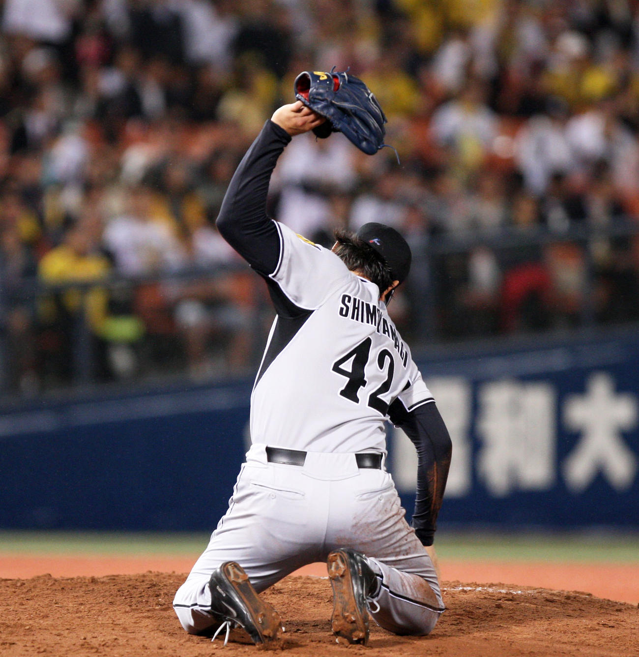 07年10月、横浜戦で秀太の失策により満塁となりグラブを投げて悔しがる下柳