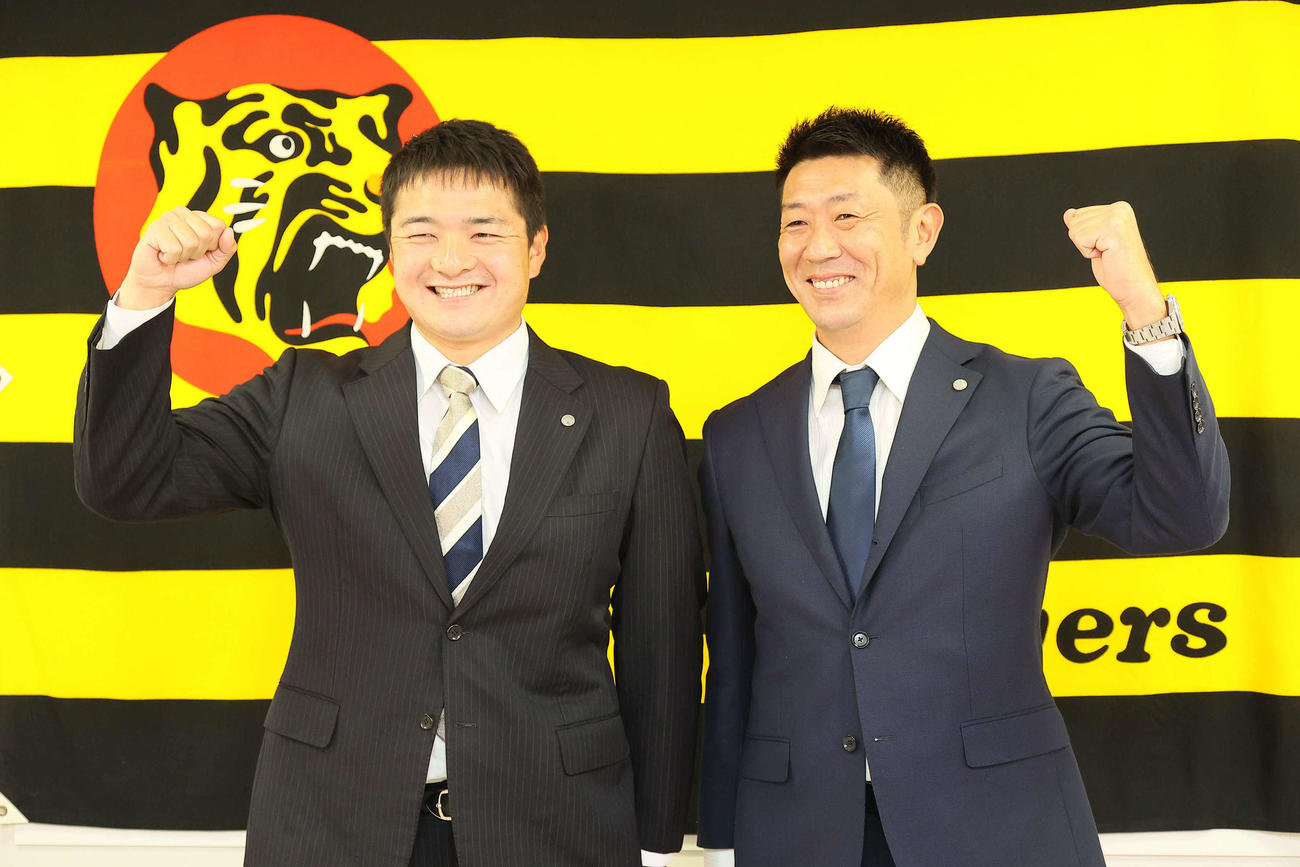 コーチ就任会見で笑顔でガッツポーズする、左から久保田氏と田中氏（代表撮影）