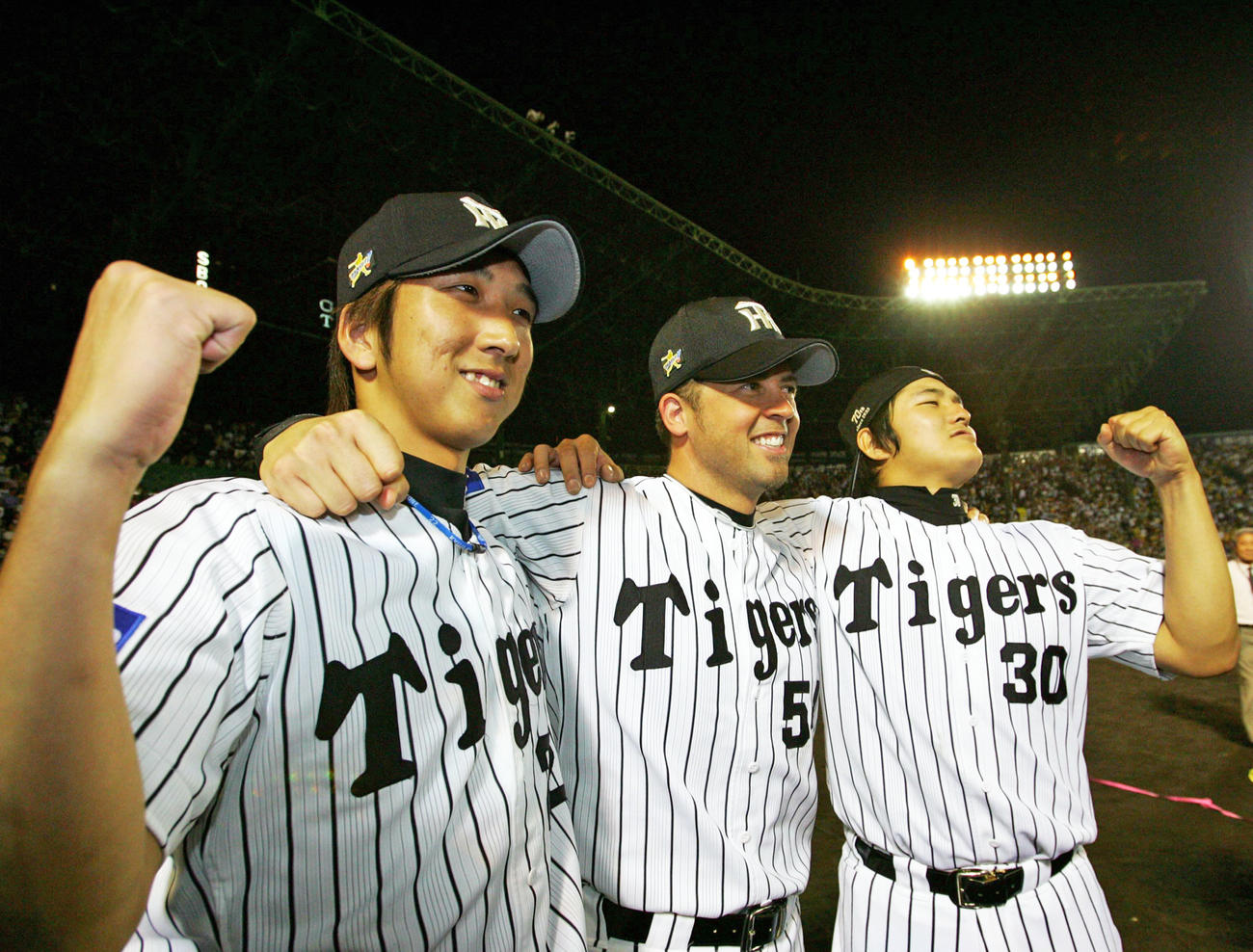 05年9月、リーグ優勝を決めてポーズをとる阪神の「JFK」左から藤川、ウィリアムス、久保田