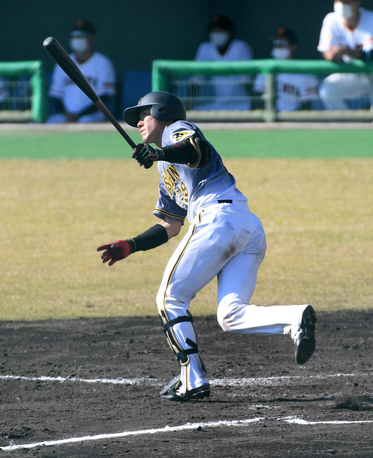 フェニックス・リーグで長坂は左中間に三塁打を放つ（撮影・前岡正明）