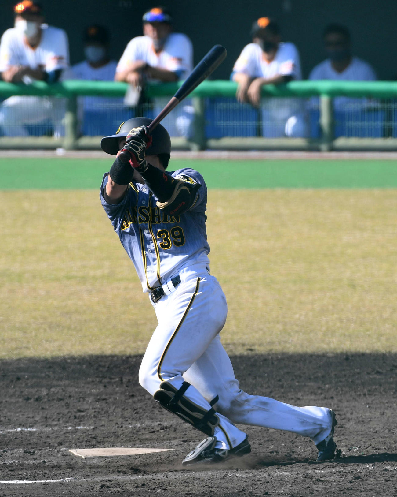 2020年11月13日　フェニックスリーグ巨人対阪神　5回表阪神1死、長坂拳弥は左中間に三塁打を放つ（撮影・前岡正明）