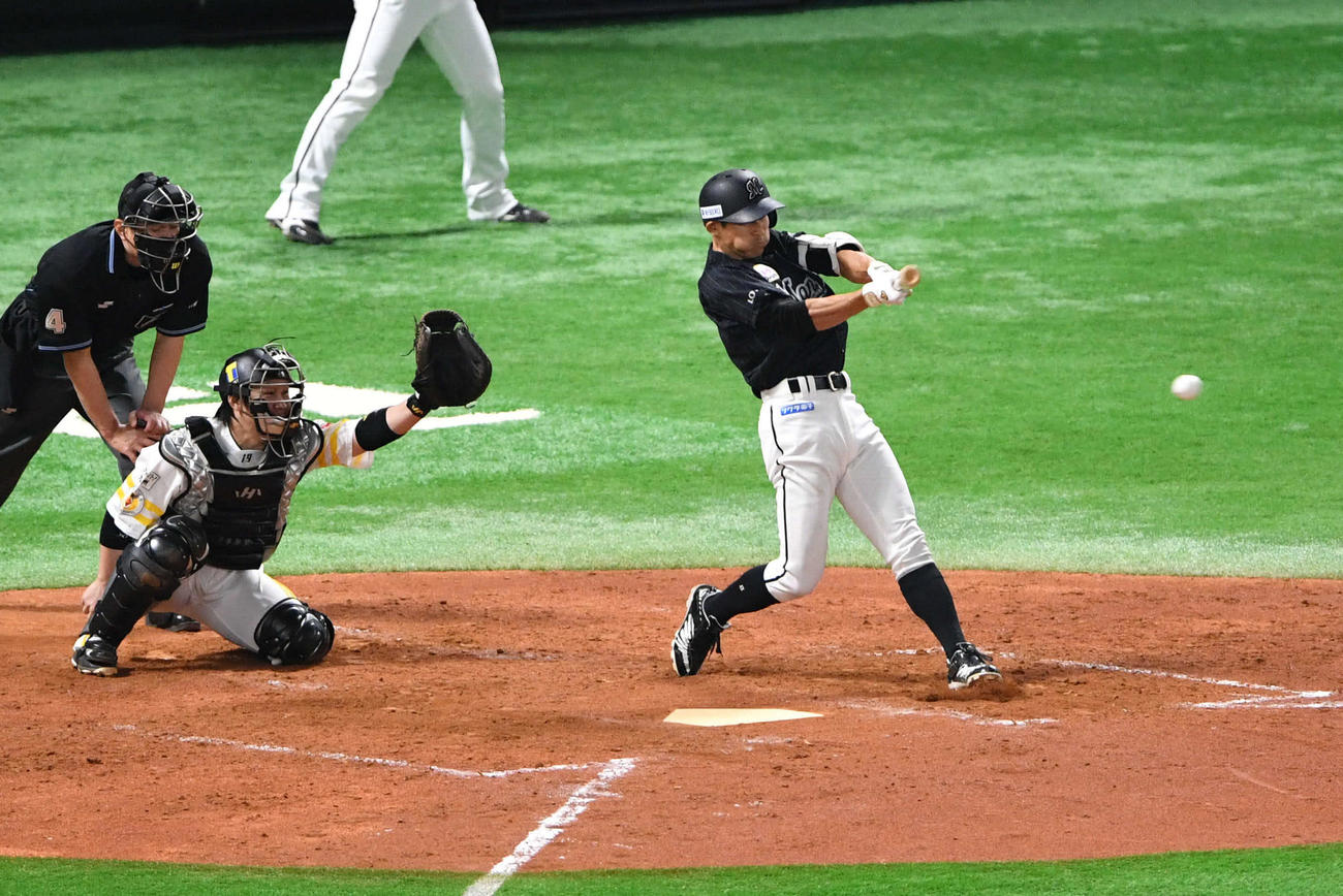 ソフトバンク対ロッテ　5回表ロッテ1死三塁、荻野貴司は左前適時打を放つ（撮影・岩下翔太）