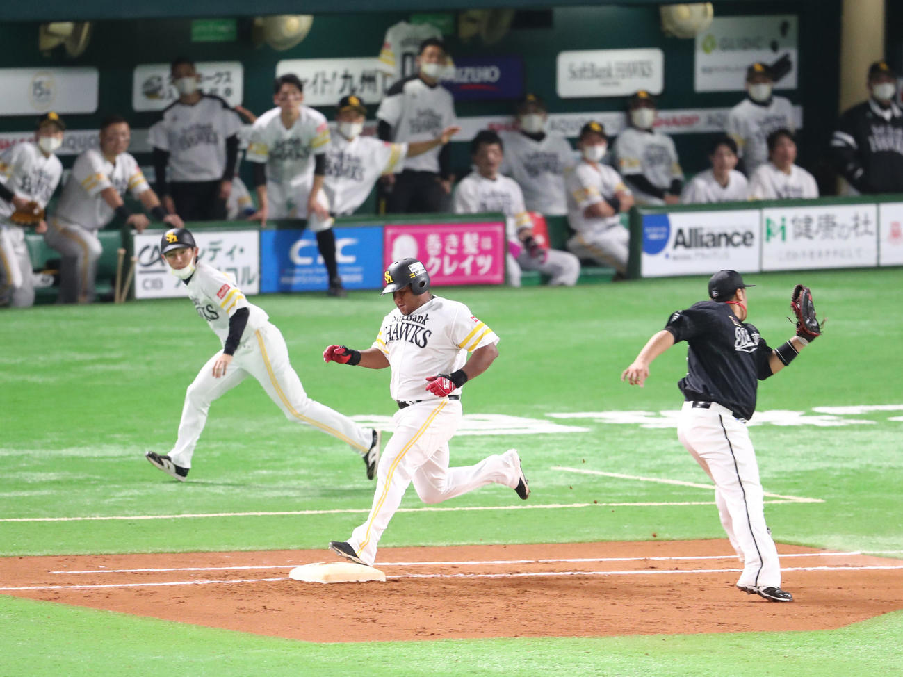 6回裏ソフトバンク1死二、三塁、デスパイネは遊内野安打を放つ、適時打となる（撮影・梅根麻紀）