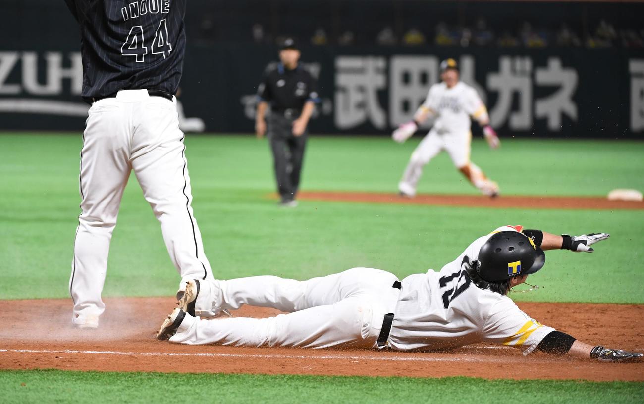 甲斐拓也は勝ち越しの遊撃適時打を放ち一塁にヘッドスライディング（撮影・今浪浩三）