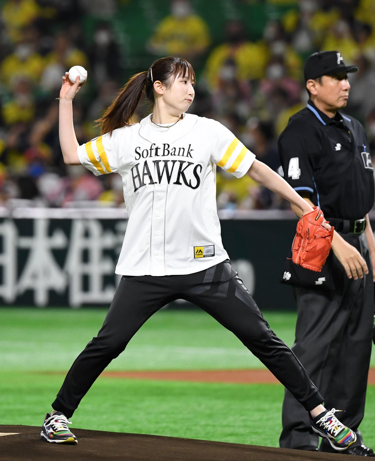 ソフトバンク対ロッテ　始球式に登場した早田ひな（撮影・横山健太）
