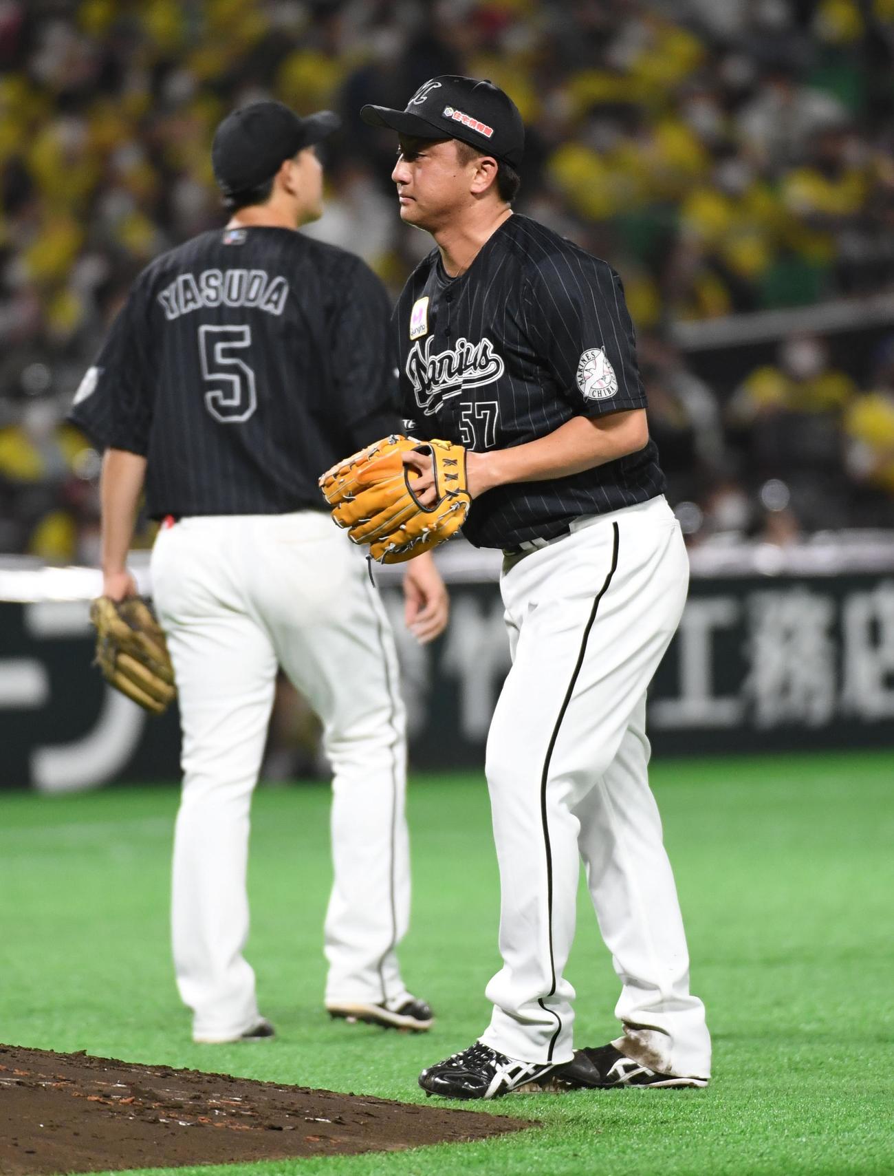 甲斐拓也に勝ち越し打を浴びた沢村拓一（撮影・今浪浩三）