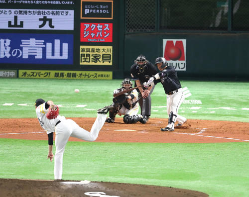 ソフトバンク対ロッテ　5回表ロッテ無死、田村龍弘は右翼線二塁打を放つ（撮影・梅根麻紀）