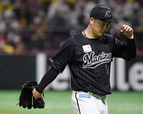 ソフトバンク対ロッテ　6回裏途中でマウンドを降りるロッテ美馬（撮影・横山健太）