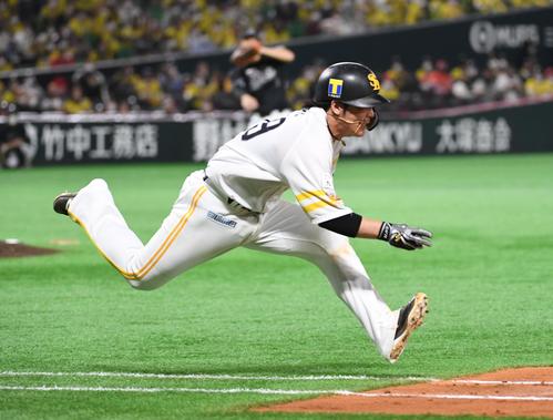 甲斐拓也は勝ち越しの遊撃適時打を放ち一塁にヘッドスライディング（撮影・今浪浩三）