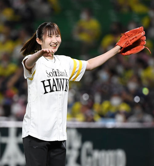 ソフトバンク対ロッテ　始球式に登場した早田ひな（撮影・横山健太）
