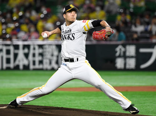 ソフトバンク対ロッテ　力投するソフトバンク先発の千賀（撮影・横山健太）