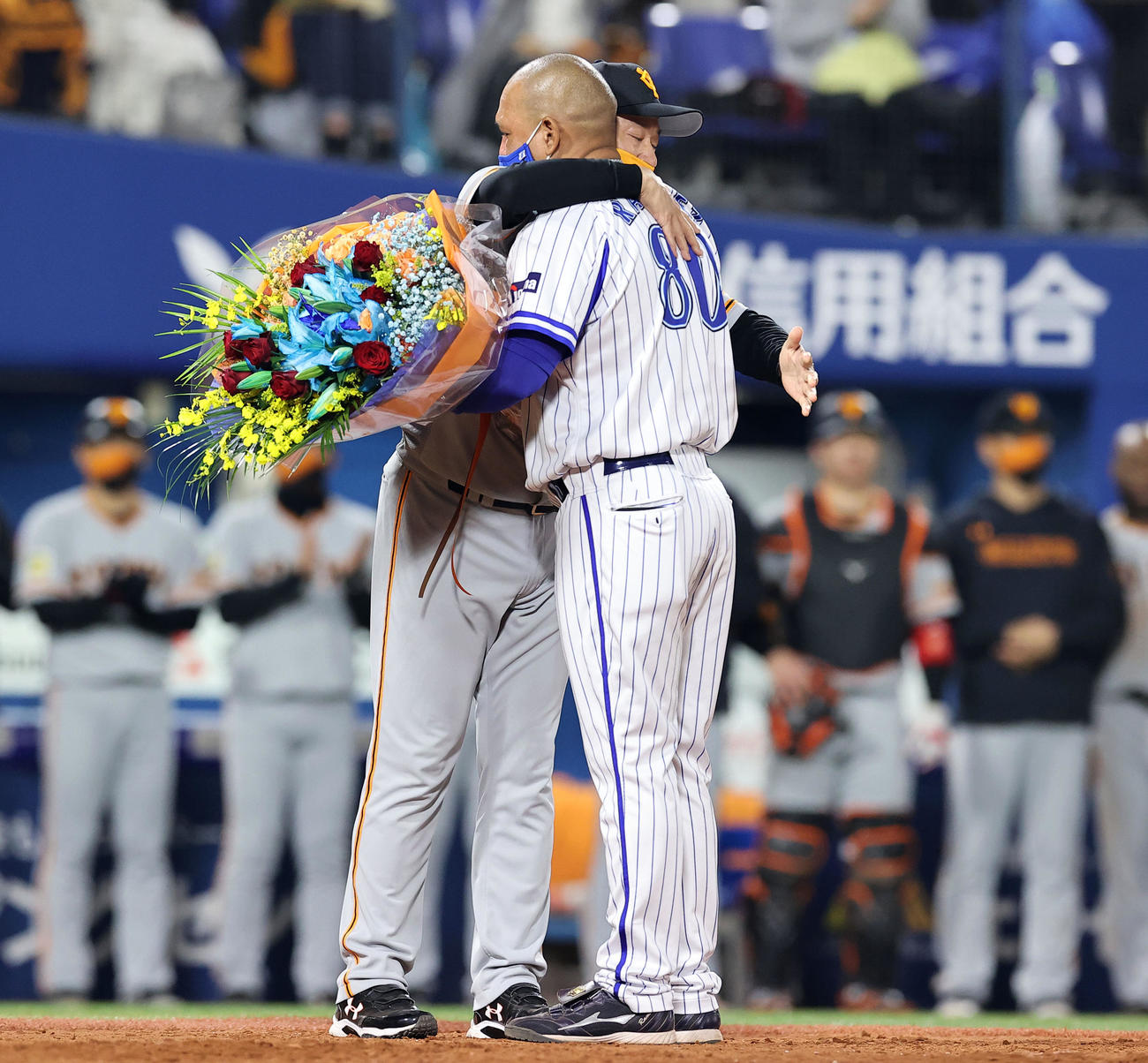 DeNA対巨人　今季限りで退任するDeNAラミレス監督（手前）に花束を贈り抱擁を交わす原監督（撮影・浅見桂子）