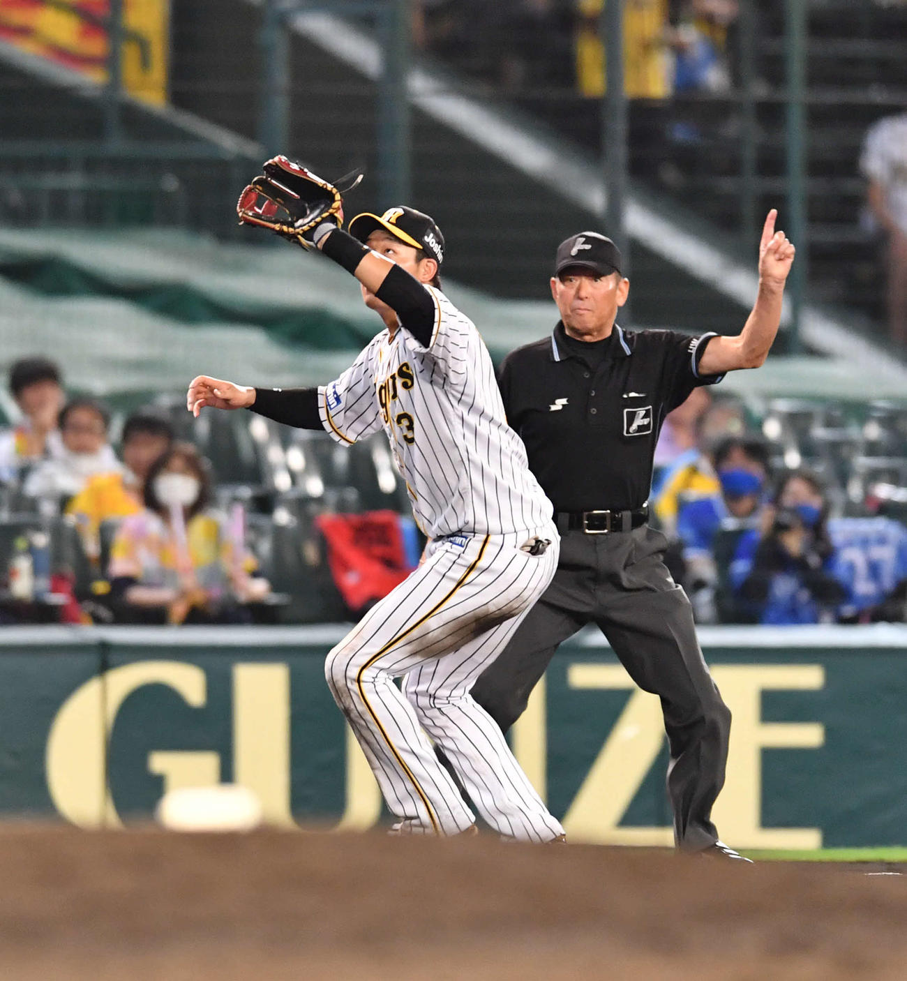 阪神対DeNA18回戦　6回表DeNA無死一、三塁、宮崎敏郎の高くバウンドした三ゴロを捕球する大山悠輔（2020年9月23日撮影）