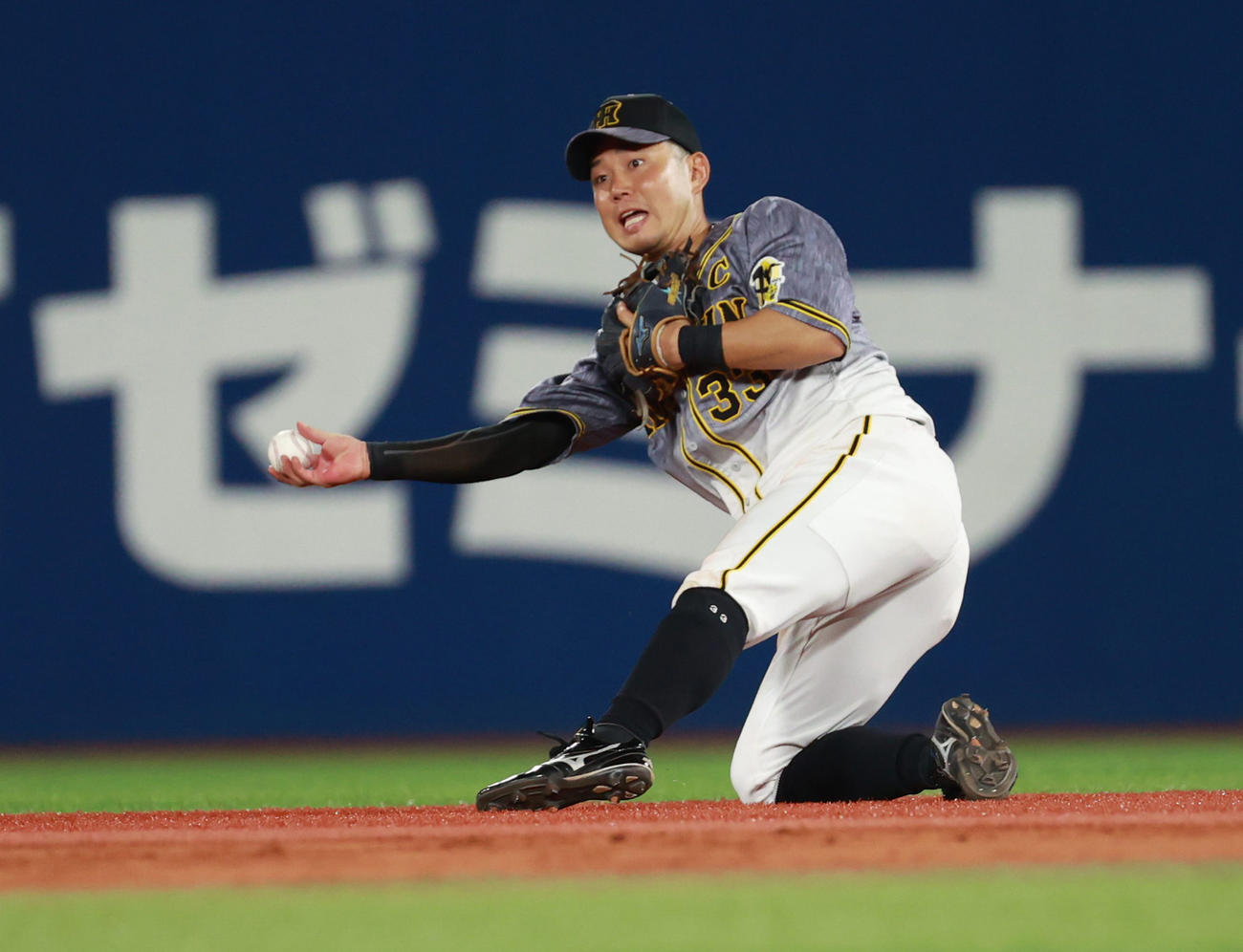 DeNA対阪神　7回裏DeNA1死一塁、宮崎敏郎の鋭い打球を好捕した二塁手糸原健斗は4－6－3の併殺に仕留める（2020年9月8日撮影）