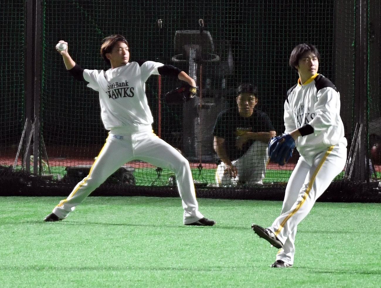 クライマックスシリーズ　ソフトバンク対ロッテ　外野で投球練習する東浜巨（撮影・今浪浩三）