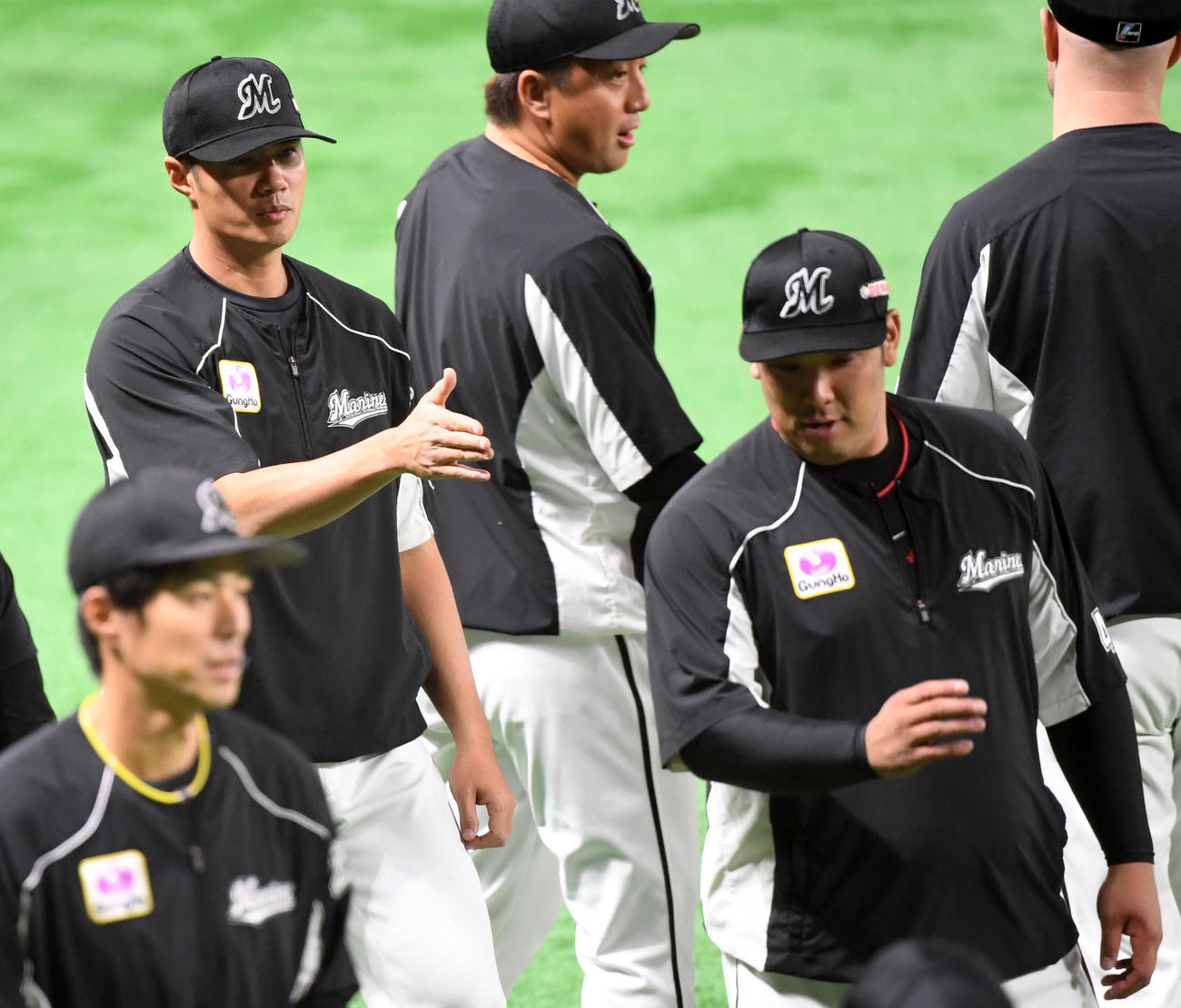 ソフトバンク対ロッテ　ロッテ井上（右）にごっちゃしを教わるチェン・ウェイン（撮影・横山健太）