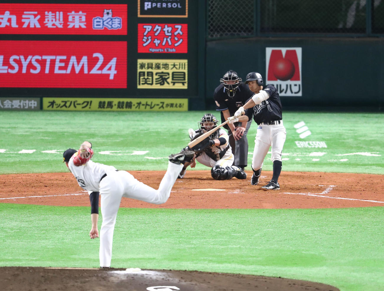 ソフトバンク対ロッテ　5回表ロッテ1死三塁、荻野貴司は左前に適時打を放つ（撮影・梅根麻紀）